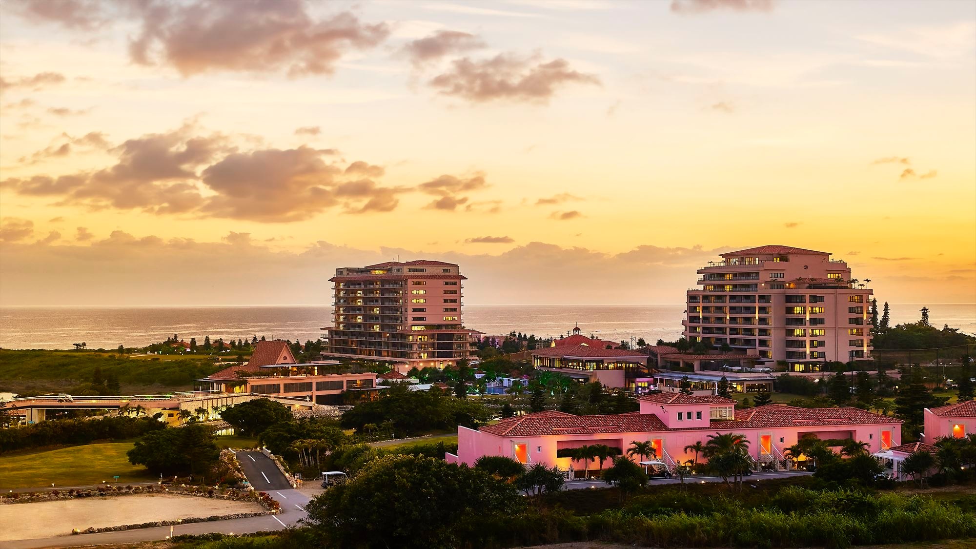 [Hotel exterior evening view] Be fascinated by the miraculous gradation created by the beautiful sea and sun as time goes by.