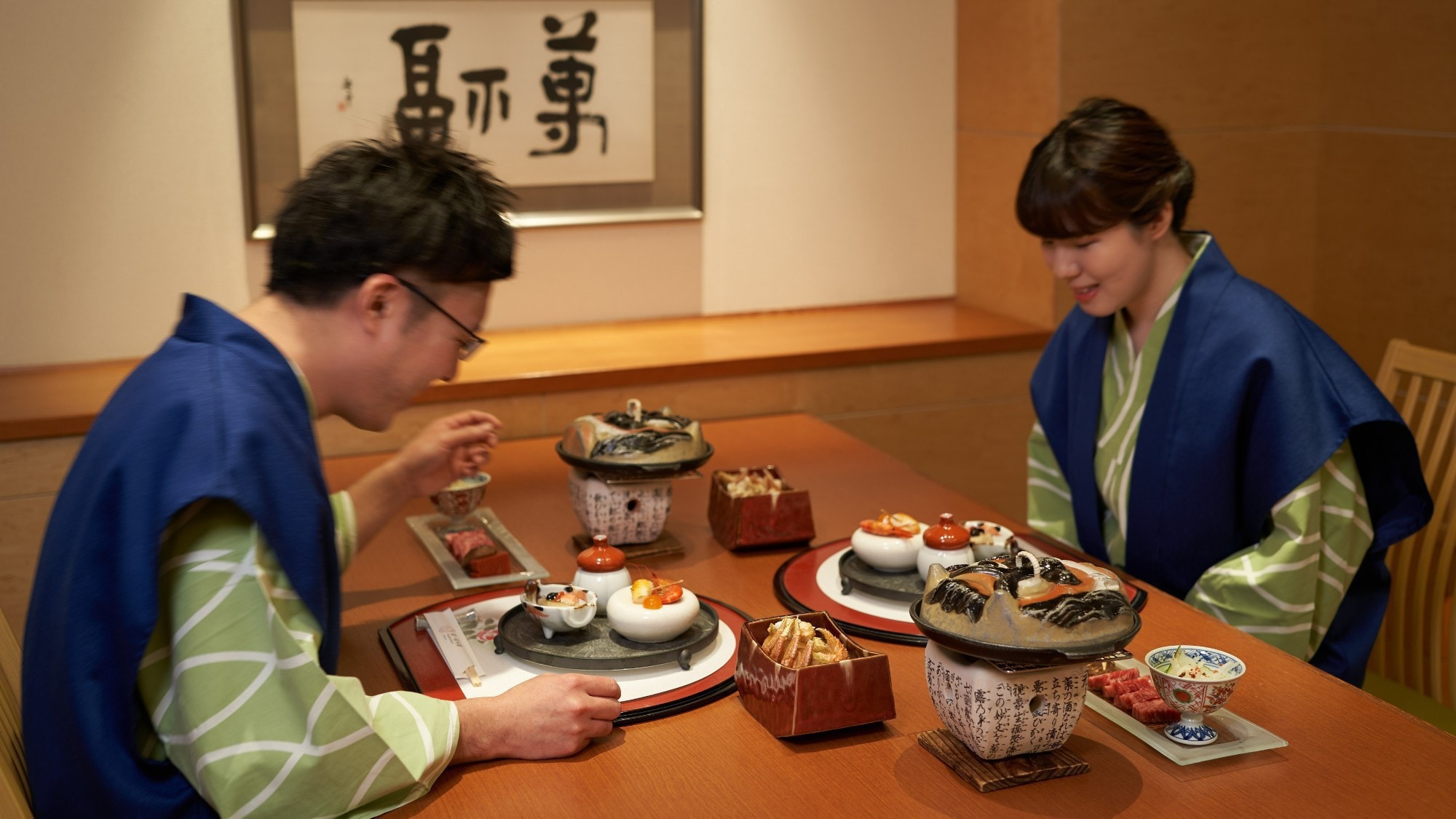 在湯之鄉，所有座位都是半私人椅子座位。請坐在椅子上盡情享受[Yu no Sato]