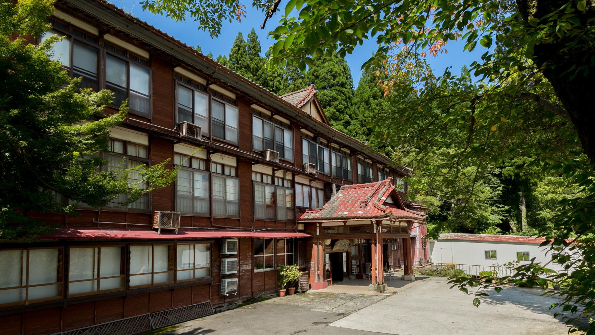 In the summer, the lush greenery surrounds the building and the natural scent of soil and trees is scented.