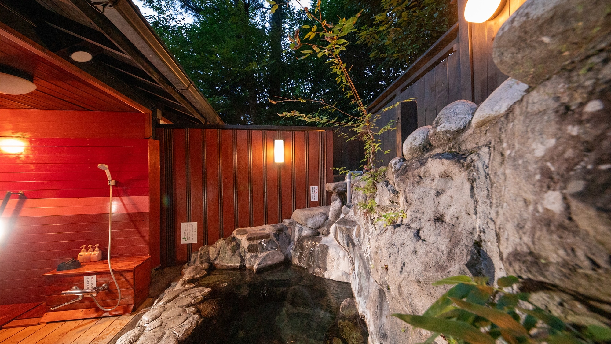 [Higurashi] Separate guest room_6 tatami mats + 4.5 tatami mats_with open-air bath. A luxurious bath surrounded by the bounty of the earth and rock face.