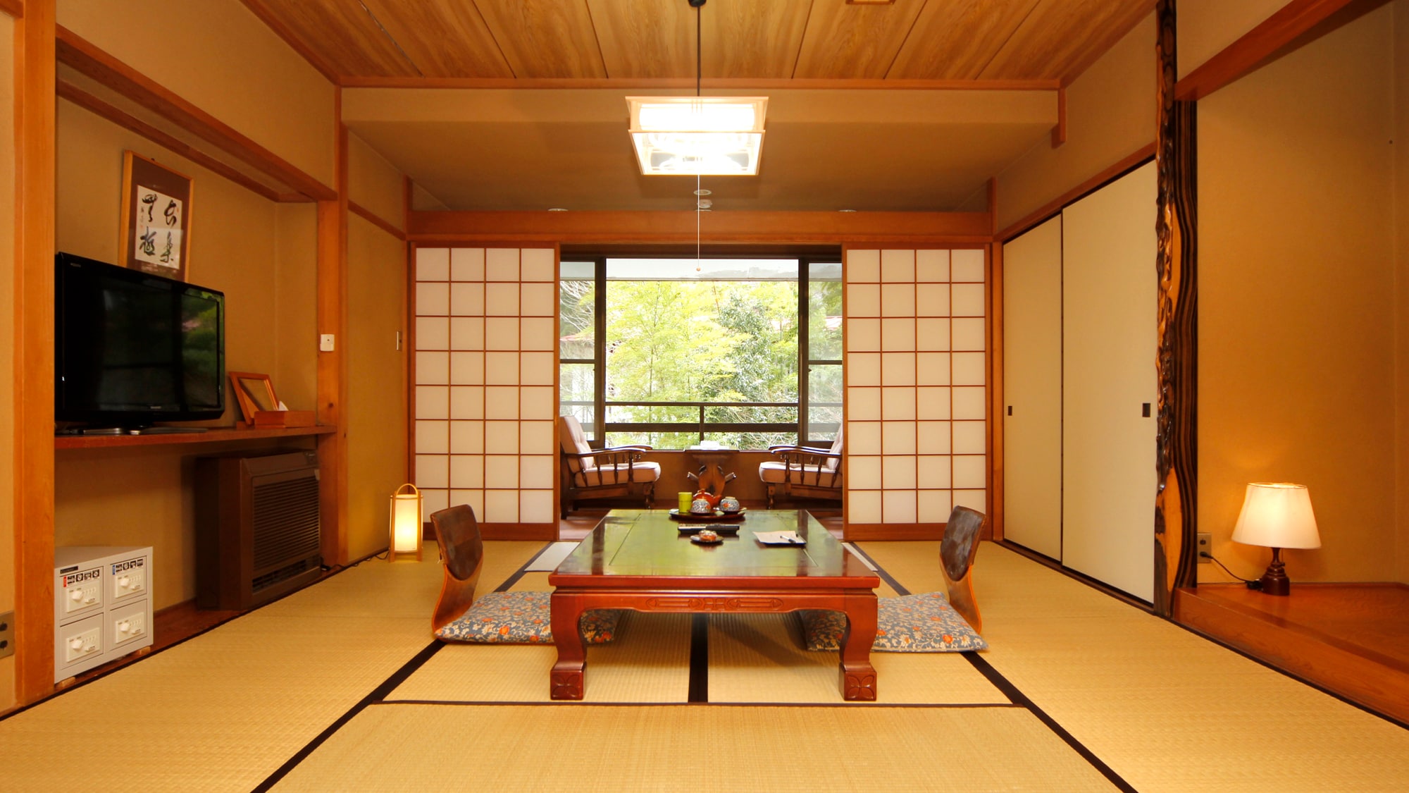 [10 tatami Japanese-style room] You can see greenery from the window of your room.