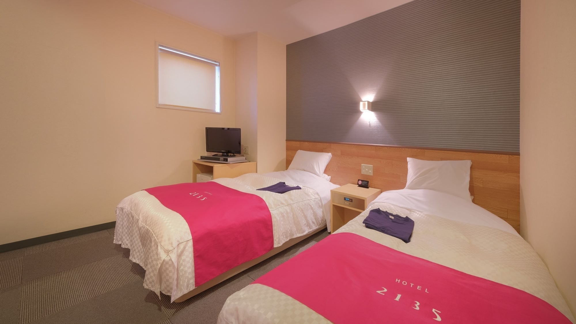 Twin room / 2 single beds with 90 cm width are available