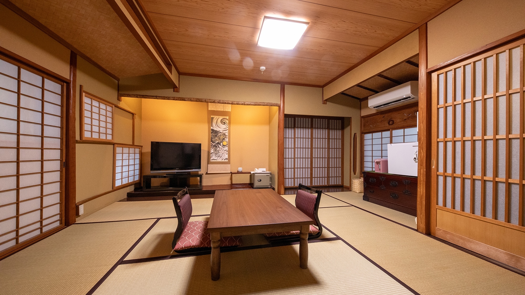 [Akebi] Main house guest room 1st floor_Japanese-style room 9 tatami mats View through the shoji screen and the warmth of the tatami mats