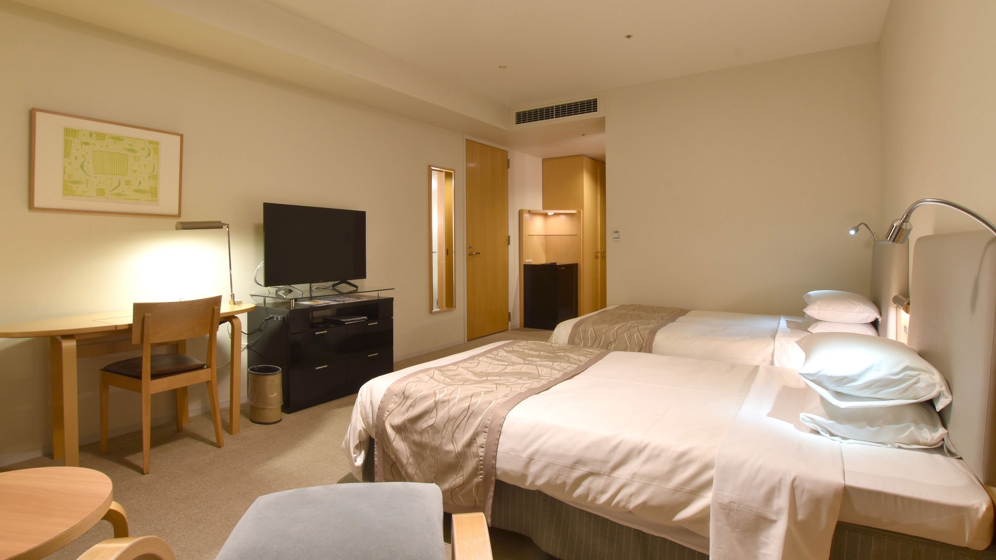[Deluxe Twin] Nighttime room 3.jpg