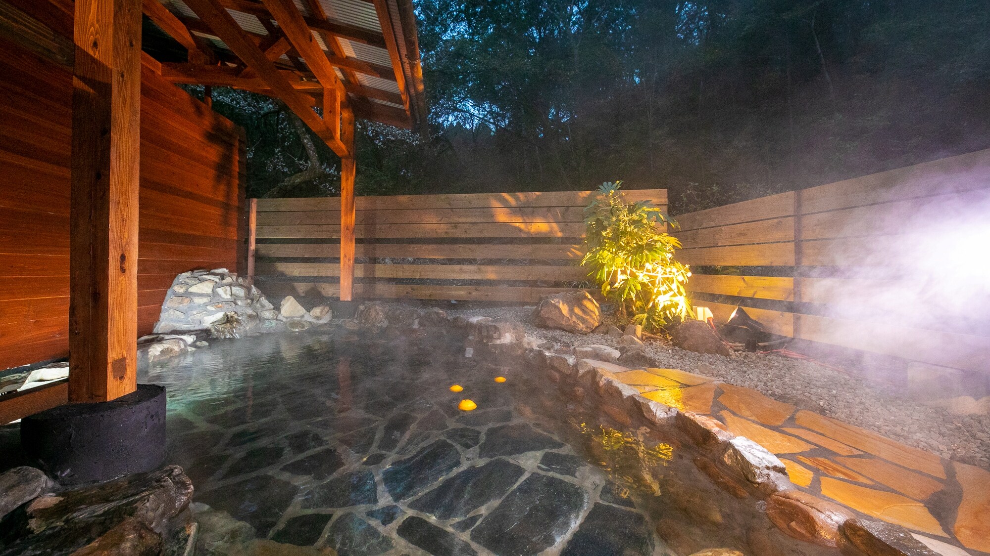 อ่างอาบน้ำแบบเปิดโล่งได้เปิดให้บริการเป็นห้องอาบน้ำส่วนตัวอีกครั้ง