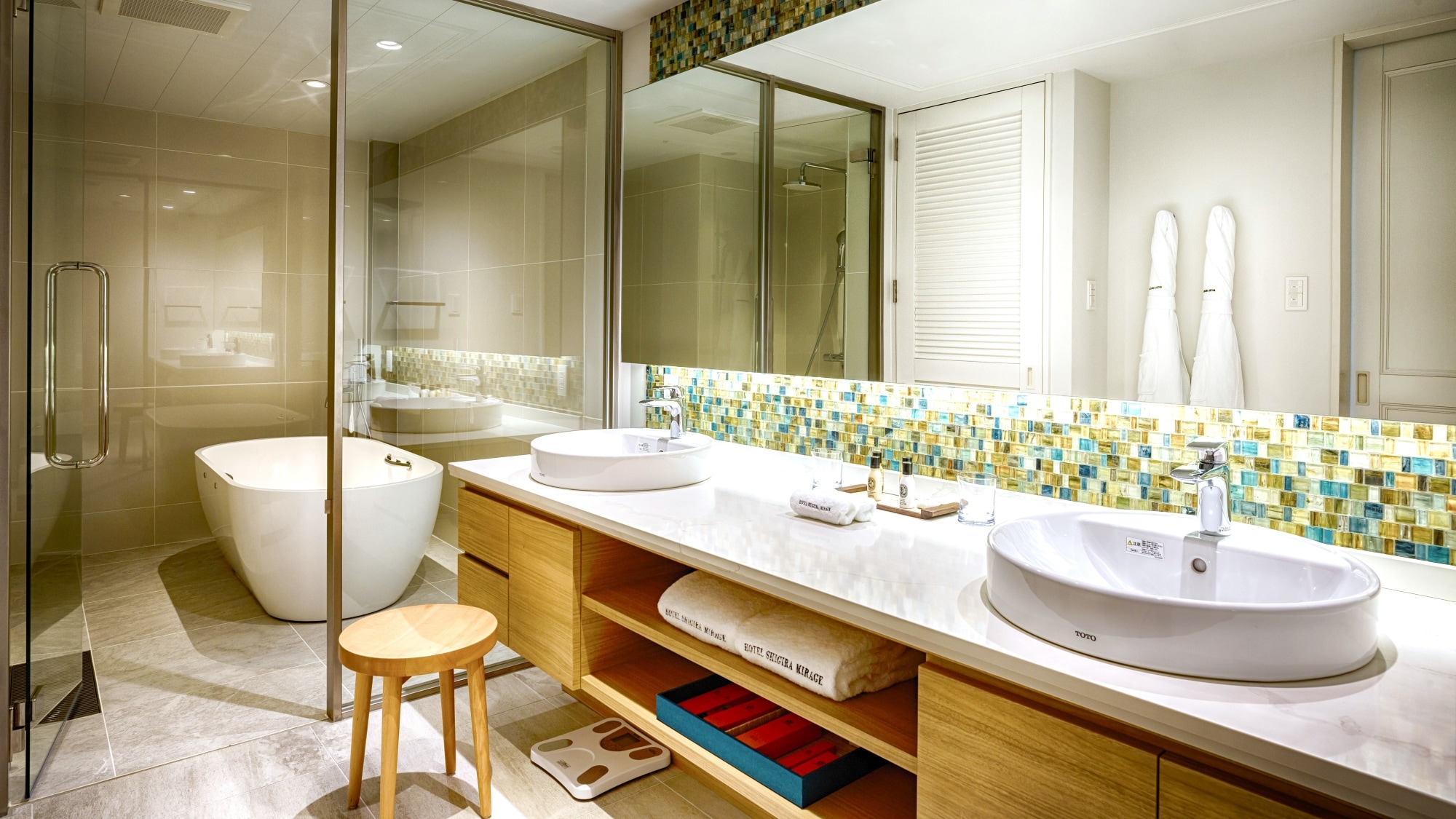 [Bayside/Junior Suite] Powder room with double sinks