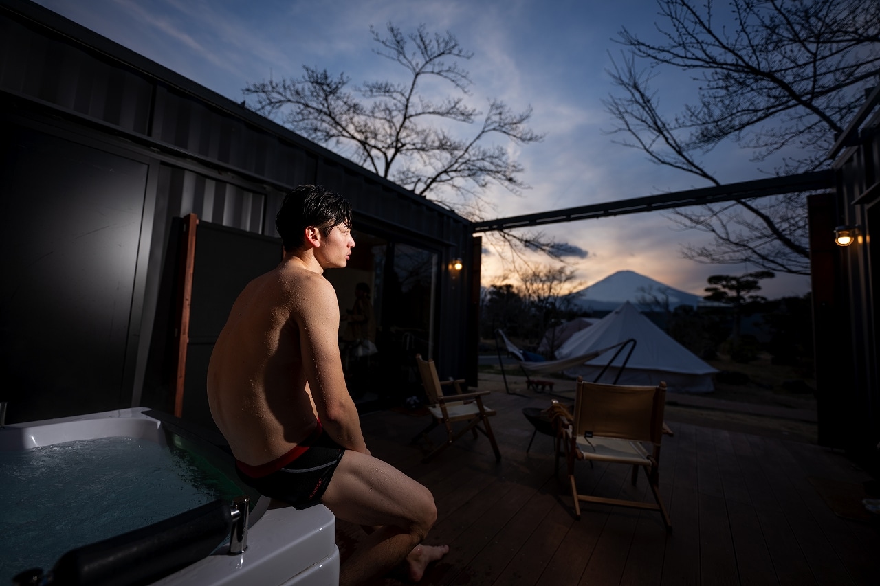 在露天甲板上的噴射浴中欣賞星空和富士山