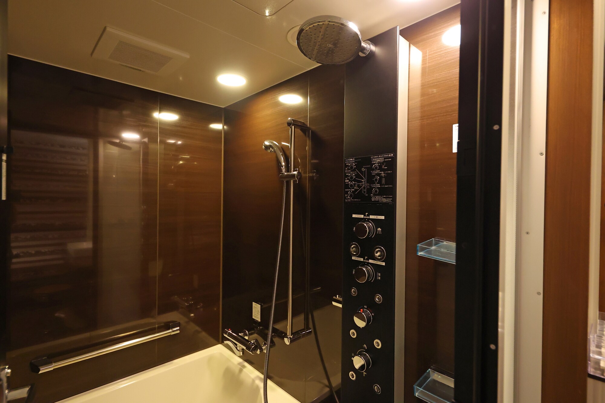 Superior twin room with open-air bath (image of shower room)