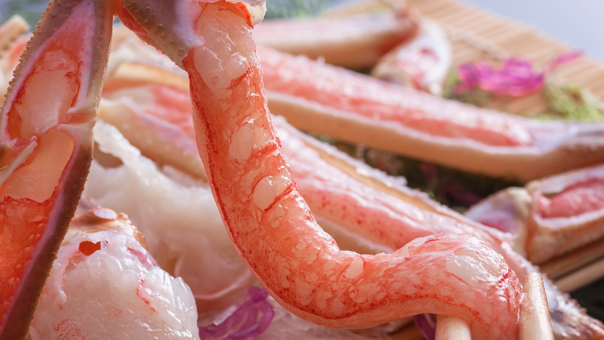 ・ Long legs of a crab that is tightly packed