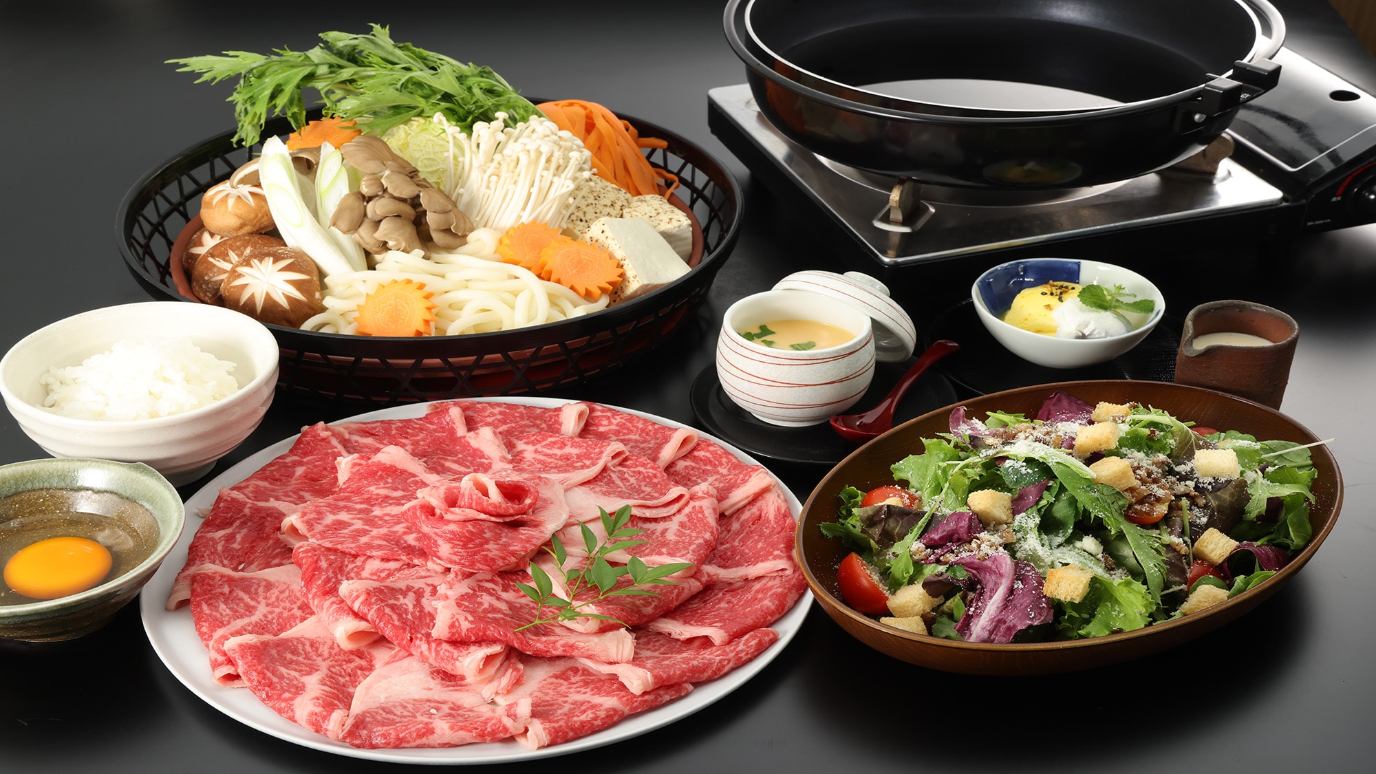 Makan malam: Sukiyaki daging sapi domestik (gambar)