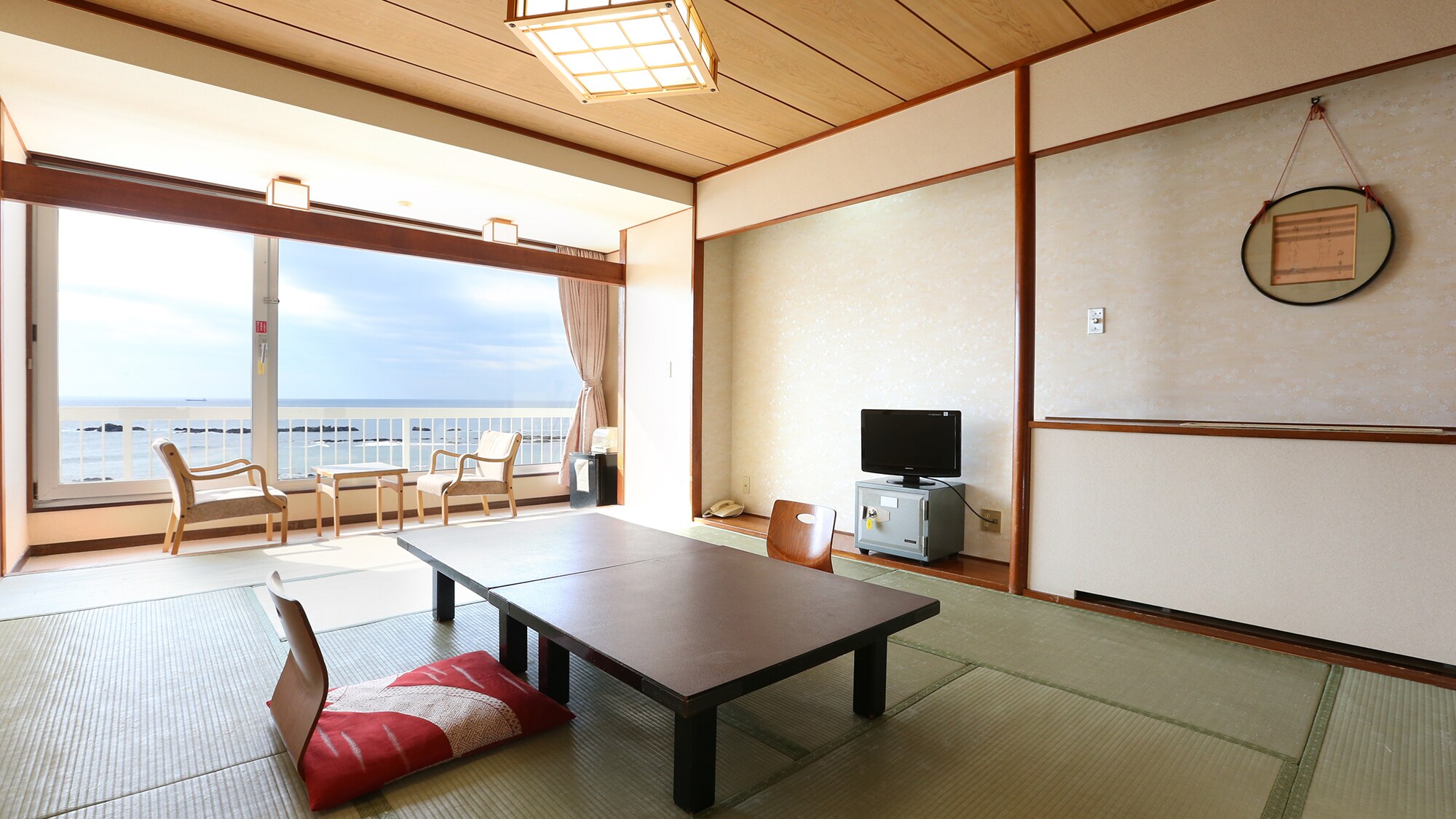 Phòng theo phong cách Nhật Bản (10 tấm chiếu tatami). Từ cửa sổ, bạn có thể nhìn thấy Ngọn hải đăng Shirahama và Bảy hòn đảo Izu.