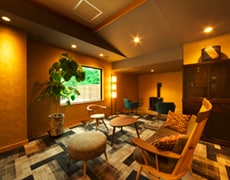 There is a conversation room and a smoking room in front of the elevator on the first floor.