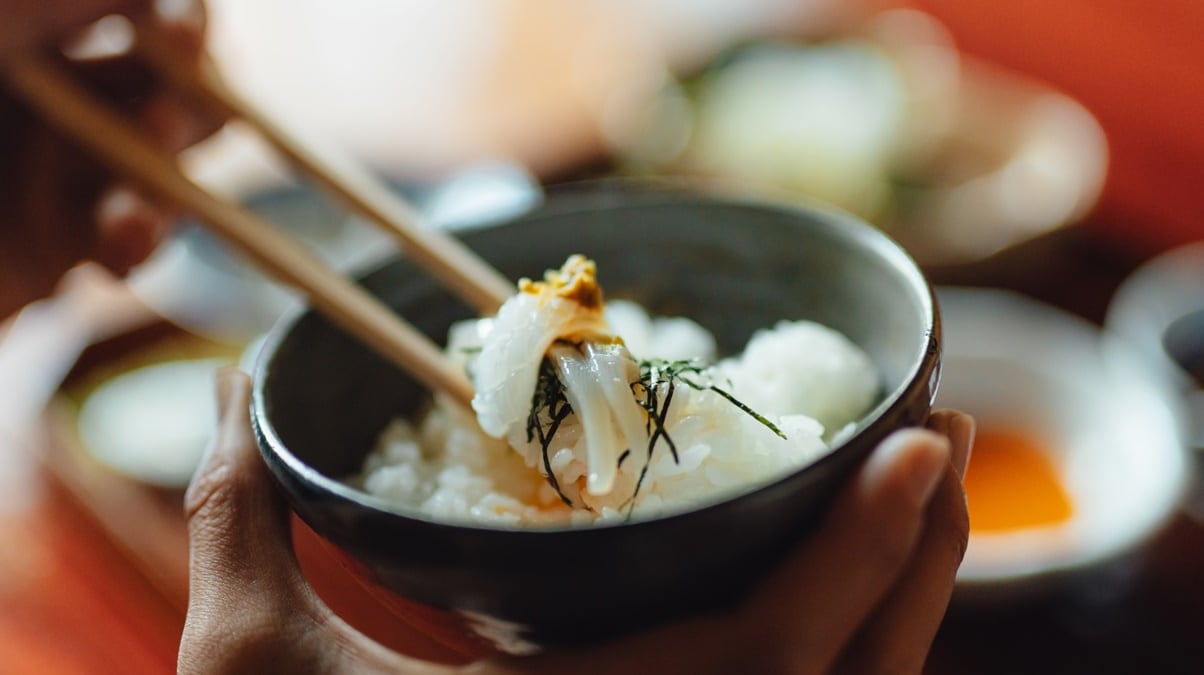 Enjoy the squid rice bowl as sashimi or with eggs, whichever you prefer.
