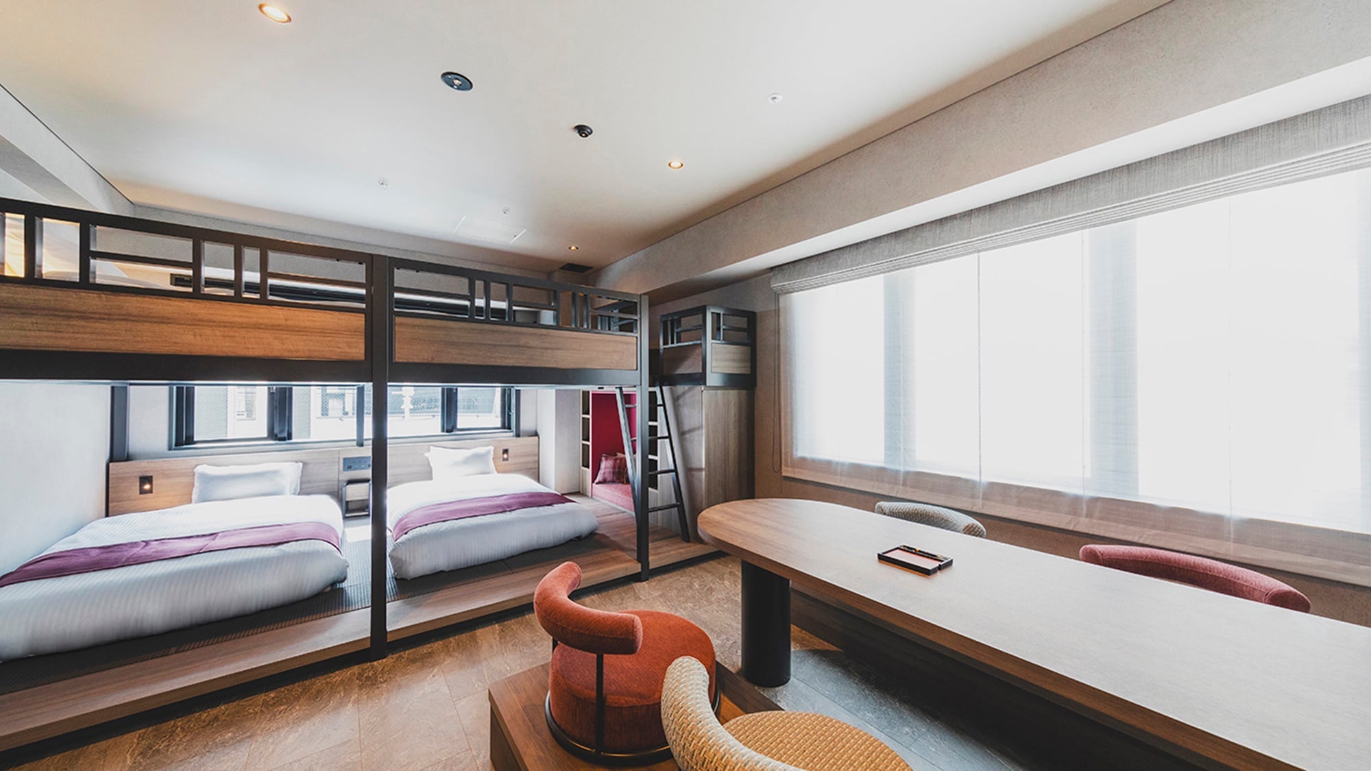 [Superior Family Bank] With two semi-double beds on the lower bunk and two single beds on the upper bunk, you can stay spacious and comfortable.