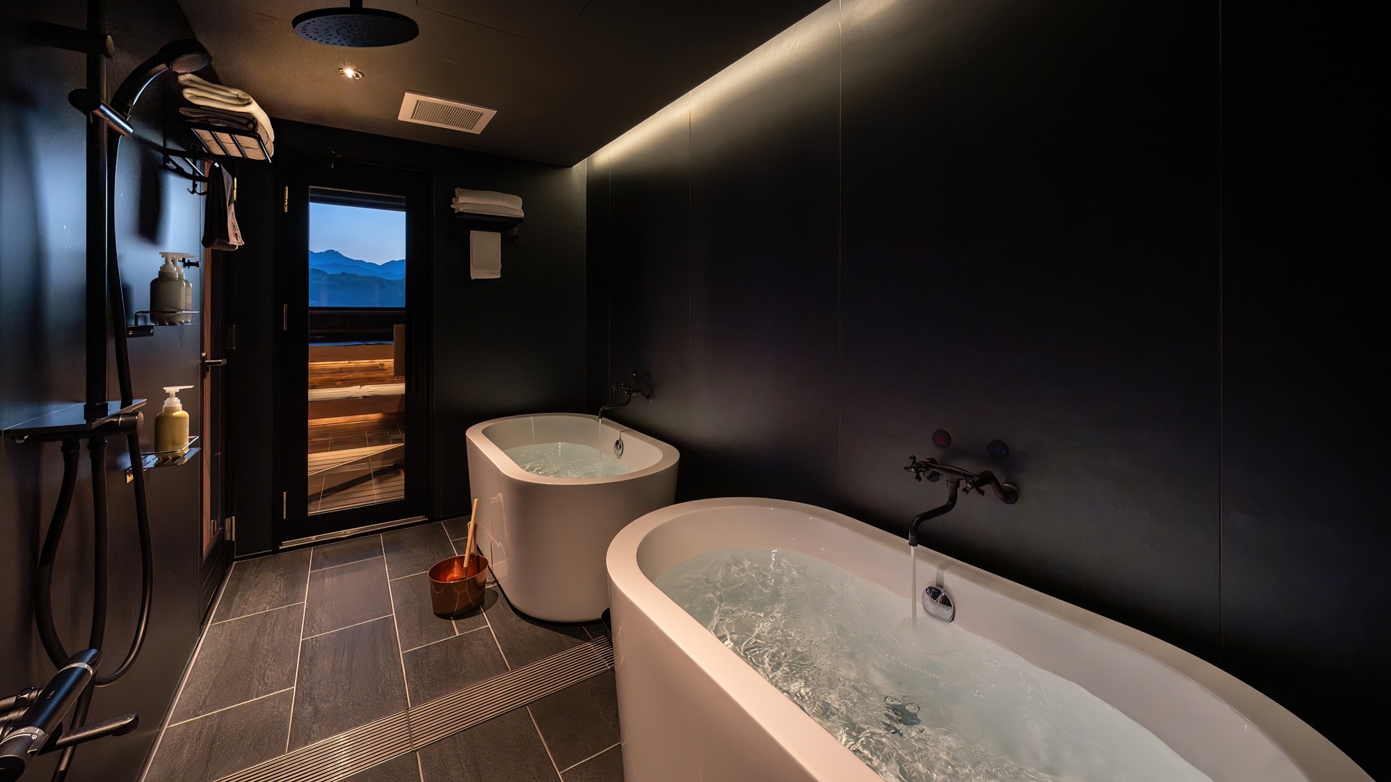 [Principle of Relaxation] As you leave the sauna, the cold plunge pool and hot spring are right there. The flow of movement to the relaxation area has also been carefully calculated.
