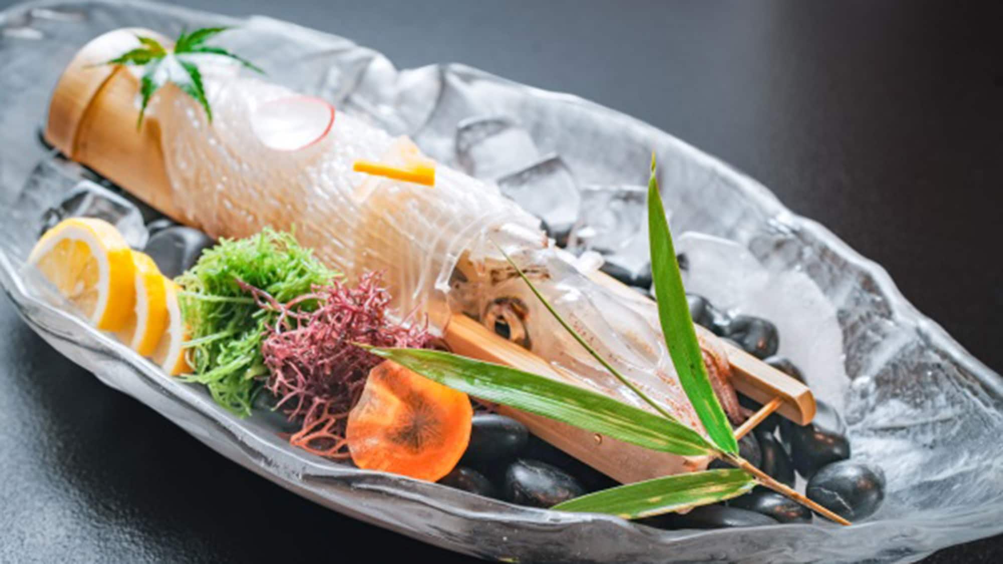 ・【餐点图片】请享用在天然鱼缸中饲养的新鲜鱿鱼。