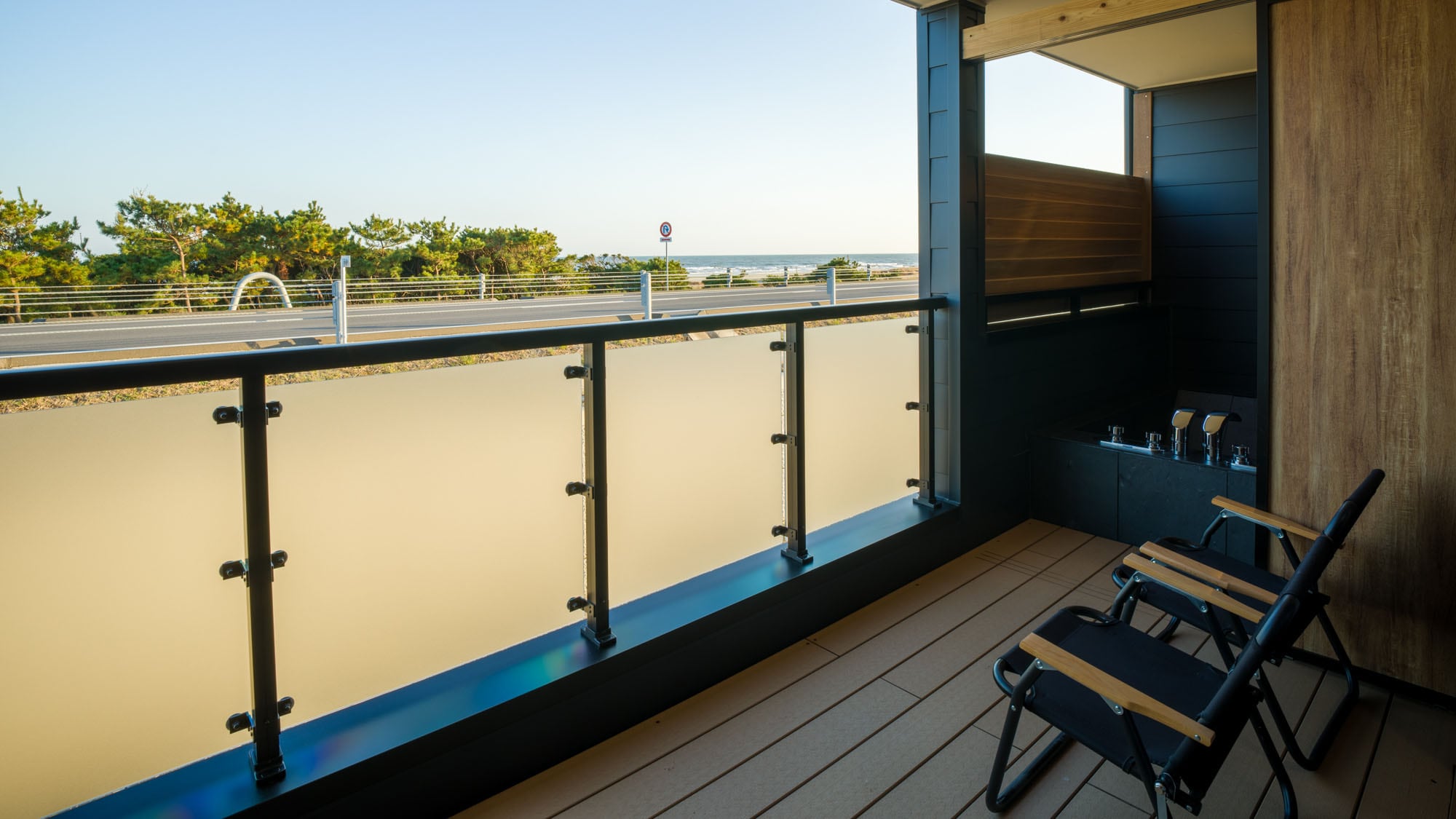 [Terrace with semi-open-air bath] We also recommend using it as a foot bath.