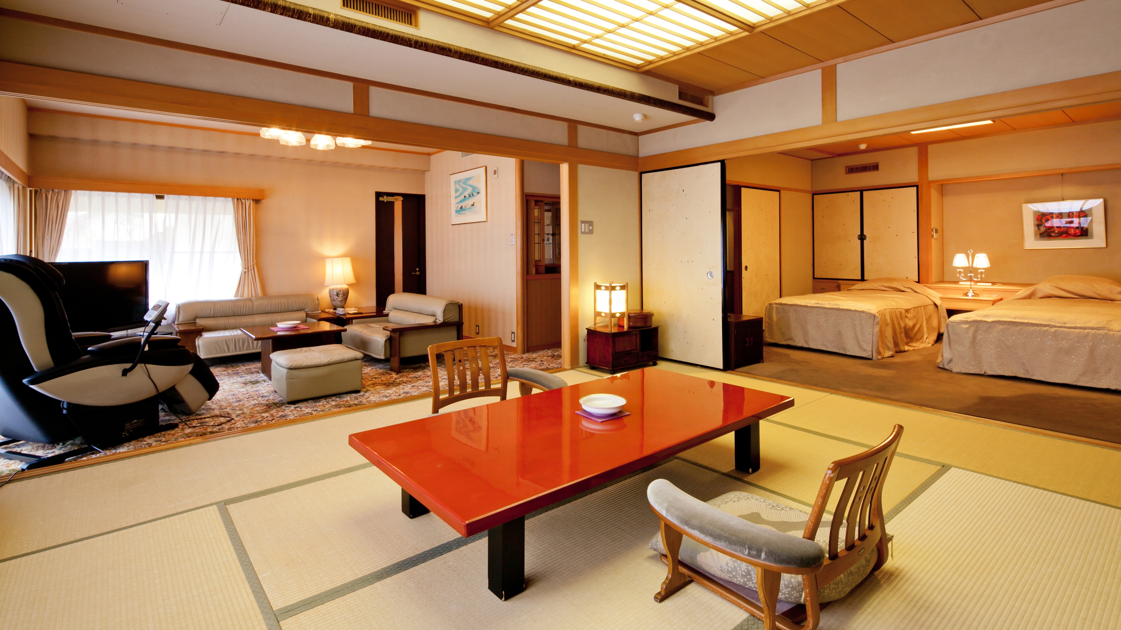 With open-air bath ◆ VIP room Gokusuitei-Yugao- ◆ Japanese-Western style room (10 tatami mats) and Western-style room (8.8 tatami mats).