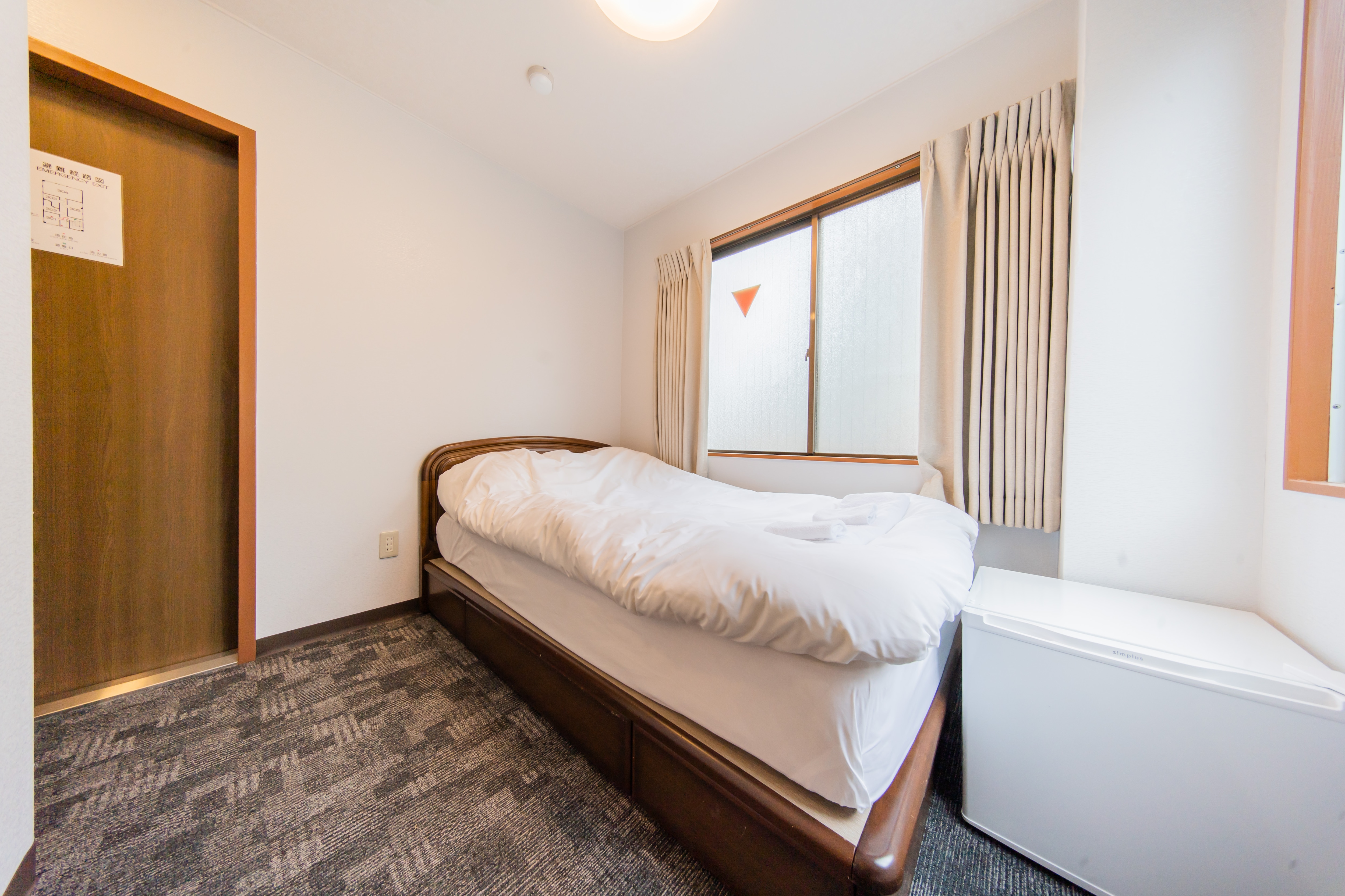 [1 semi-double bed/with bathroom and toilet] For 1-2 people