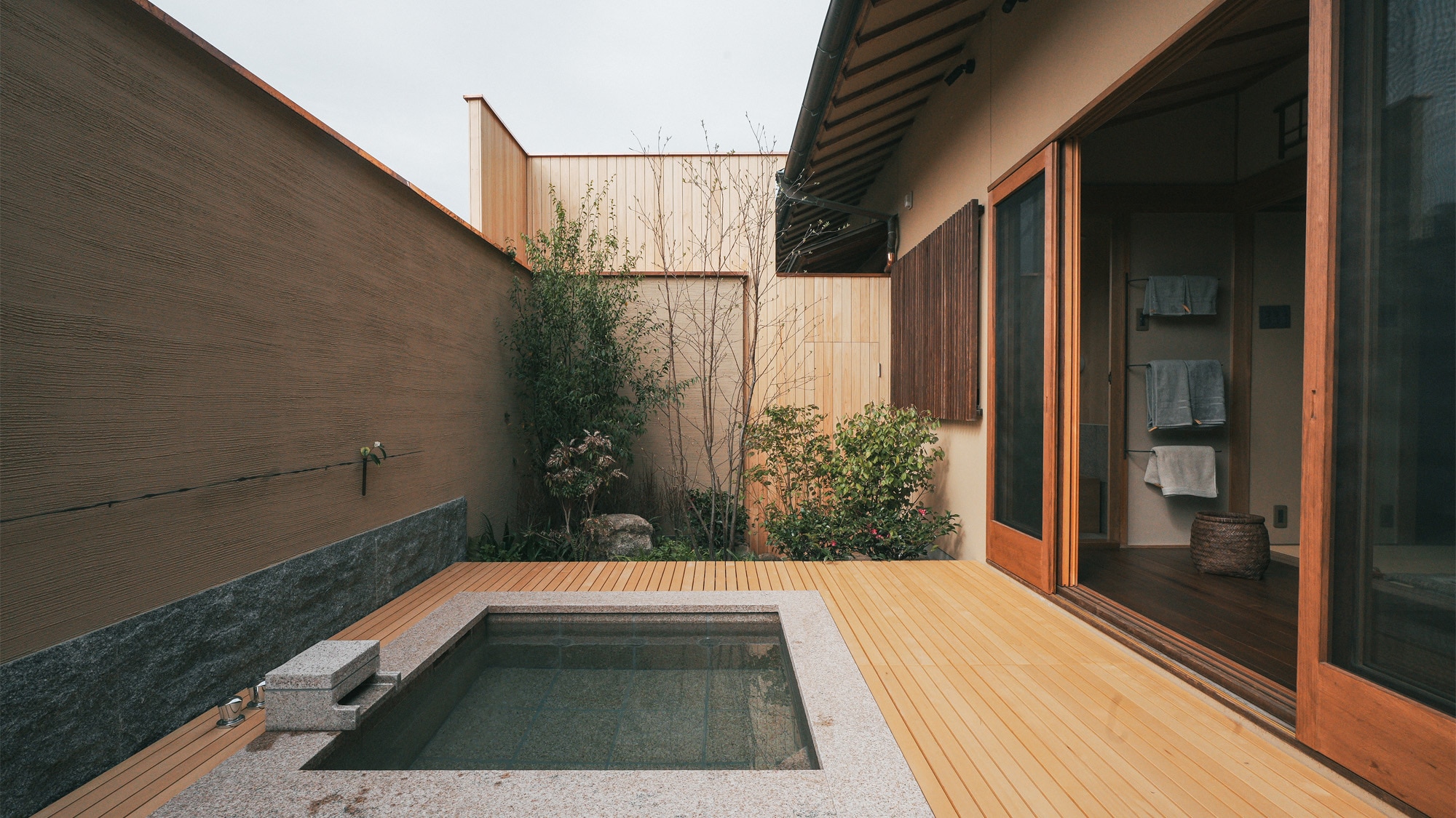 [Wabisuke] Maisonette guest room: On the first floor, there is an open-air bath and a cypress bath. Spend some time playing in the hot water.