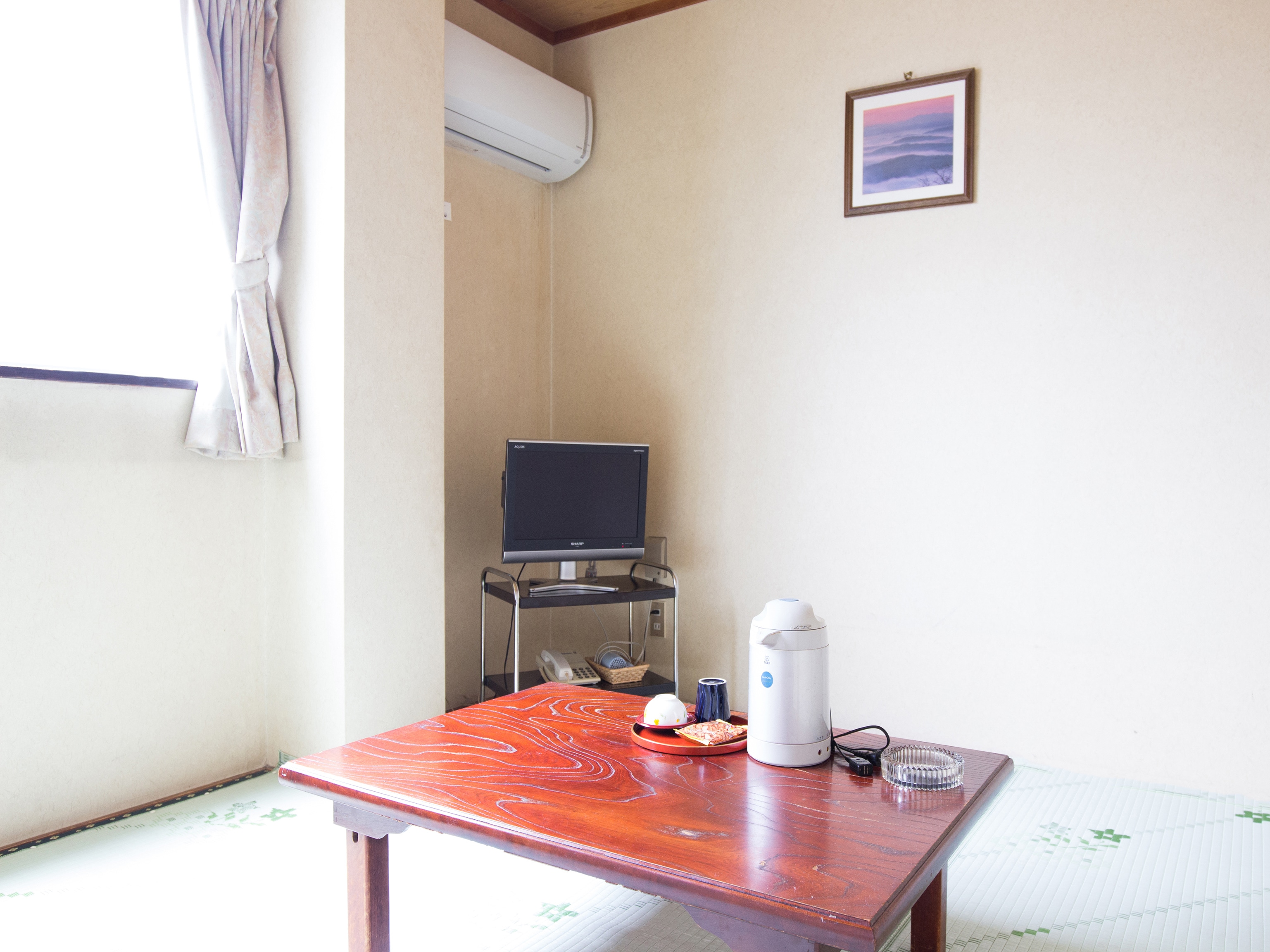 [Smoking] Japanese-style room (6 tatami mats)