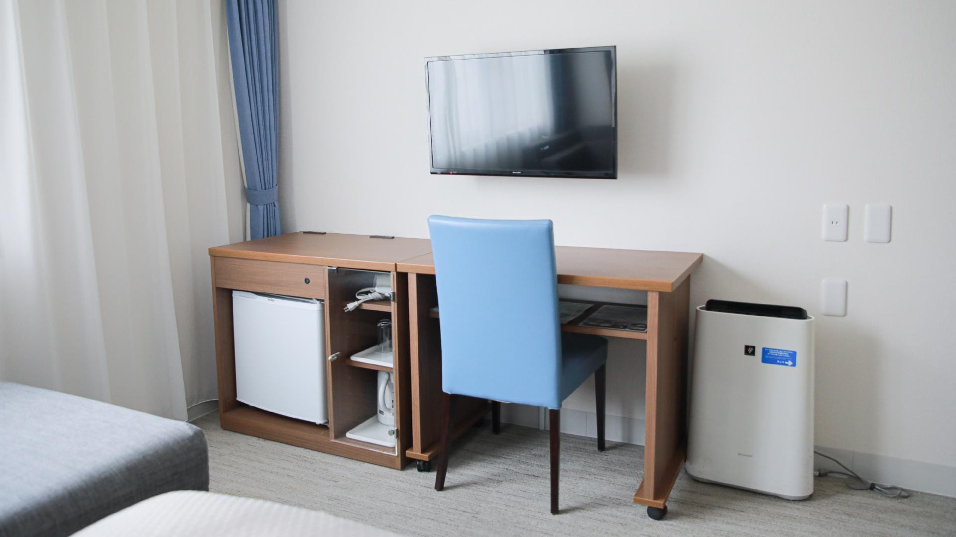 [Twin Standard] The spacious desk is movable.