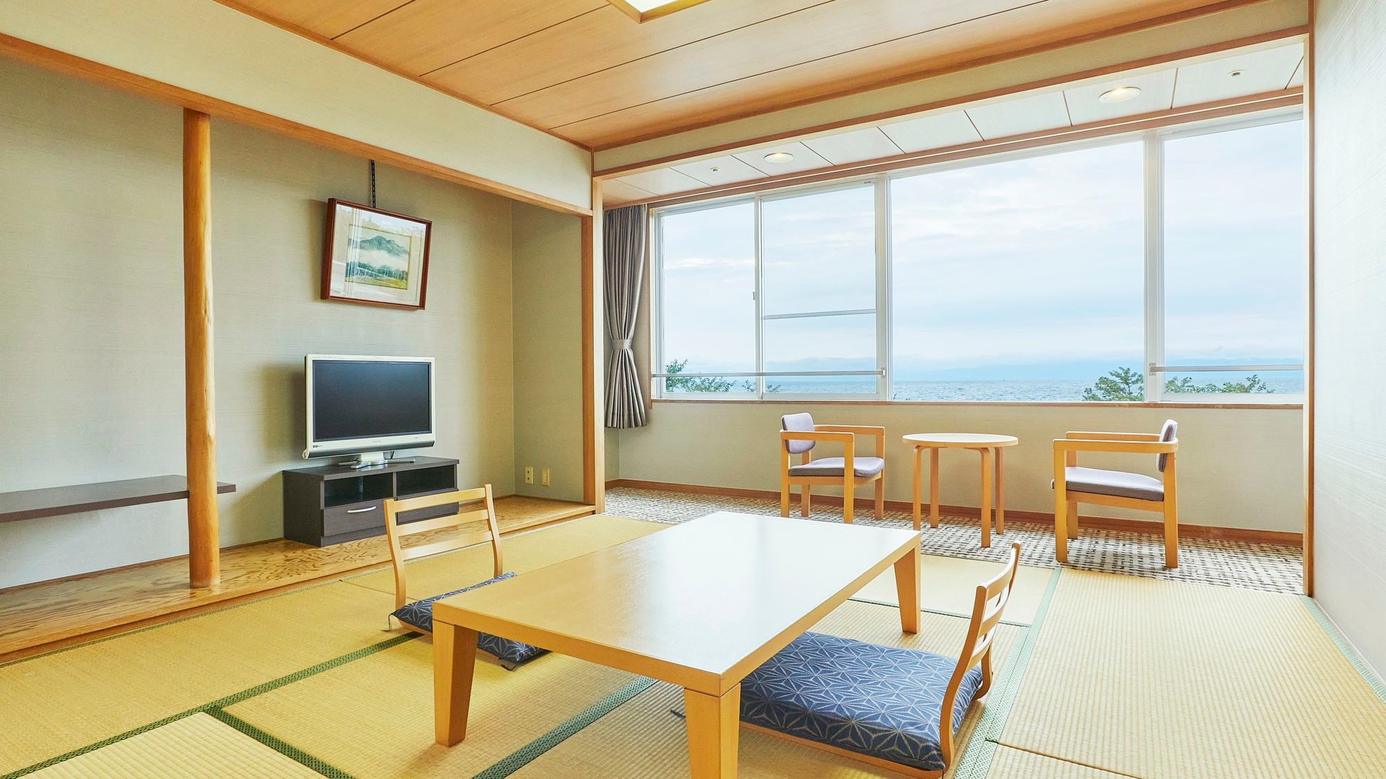 [8 tatami Japanese-style room] A Japanese-style space enveloped in a calming atmosphere.