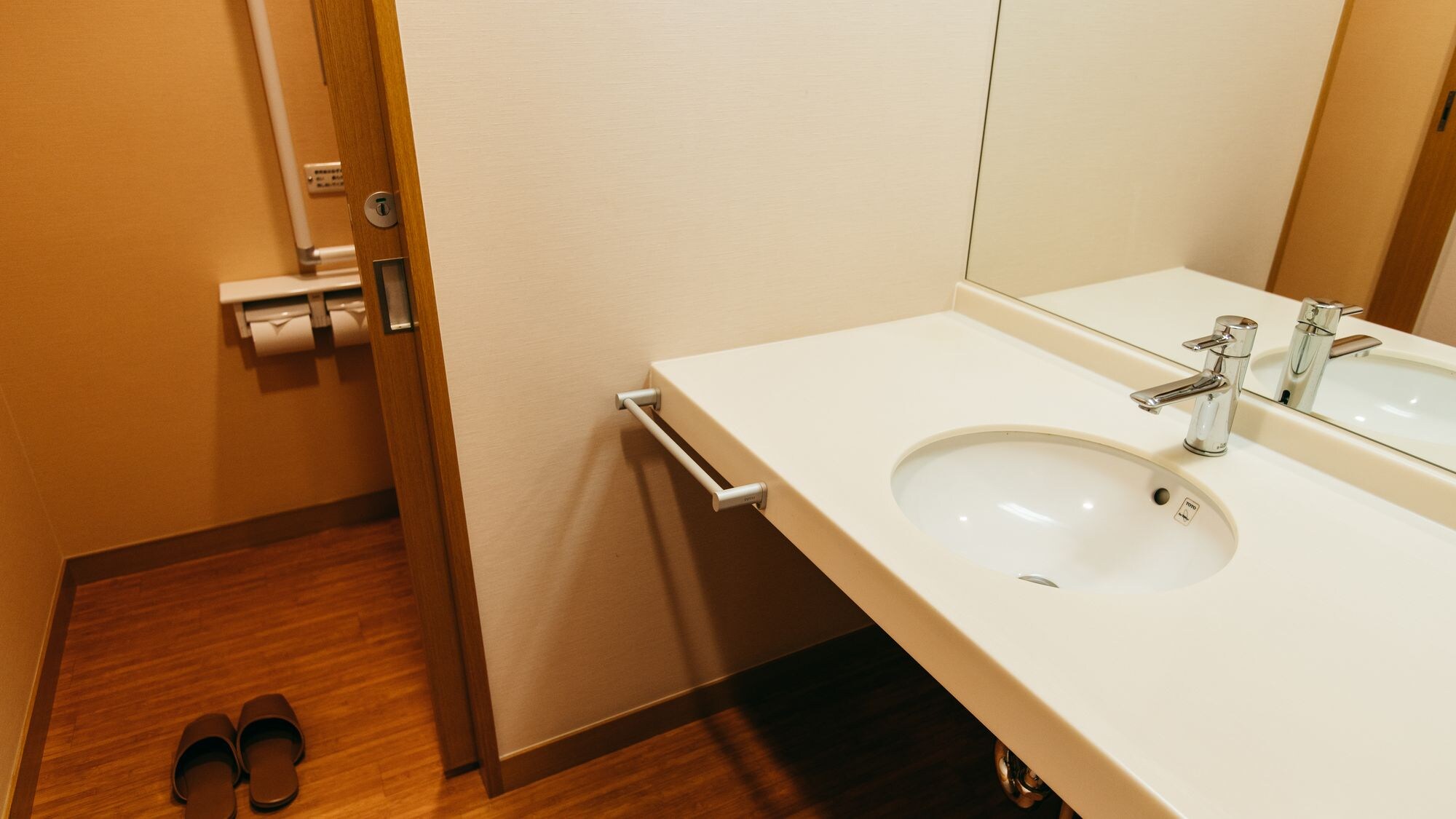 Standard twin/25 square meters (sink)