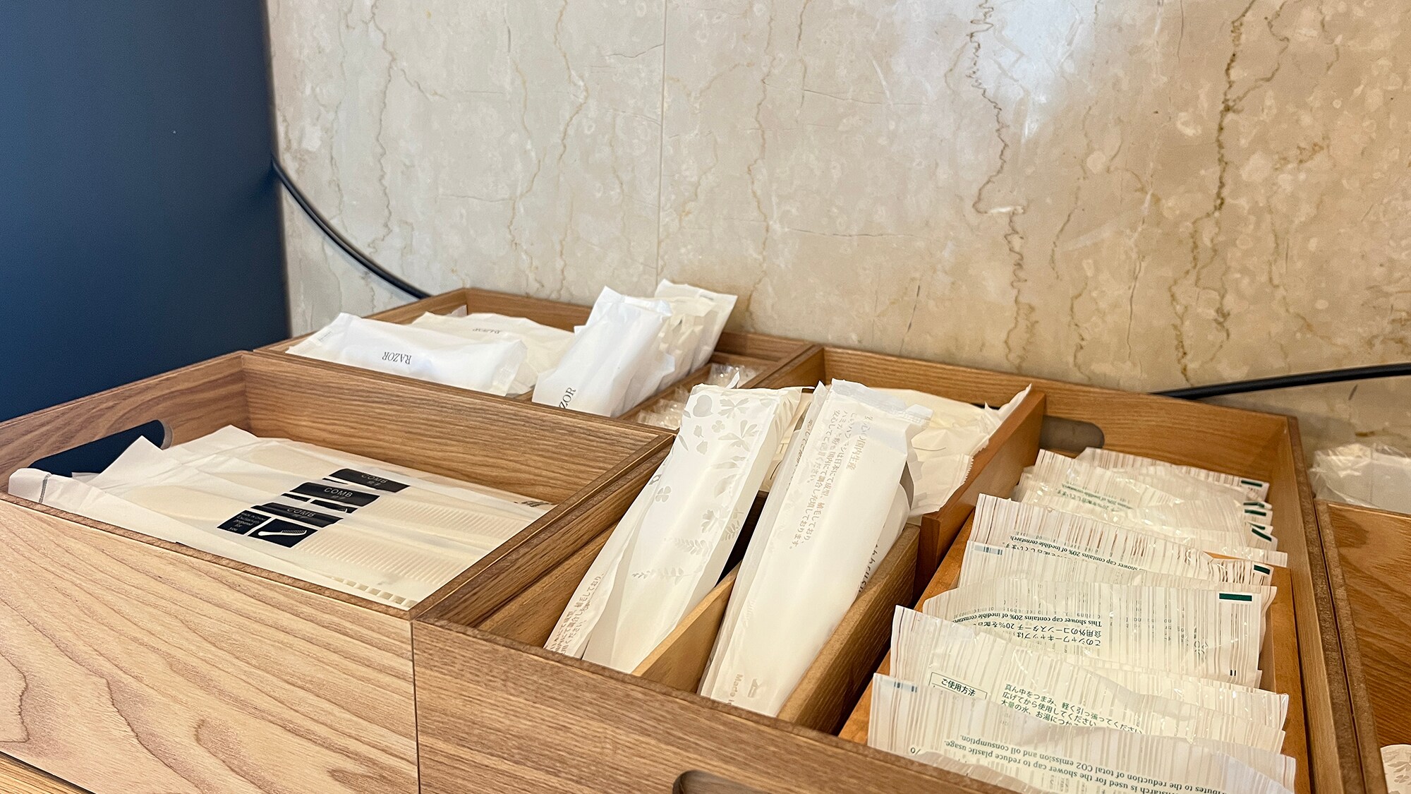 Vui lòng nhận đồ dùng tại quầy lễ tân.