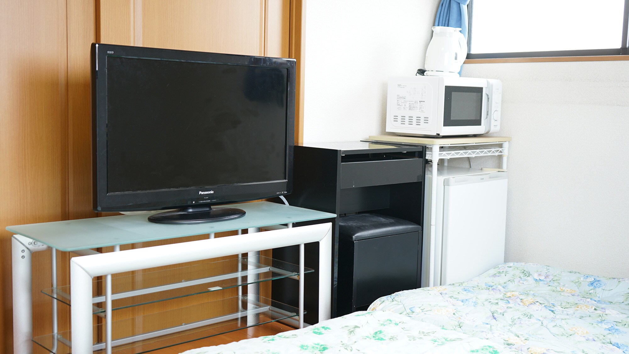 ・[Family Room] Equipped with a small refrigerator, TV, microwave, and electric kettle.