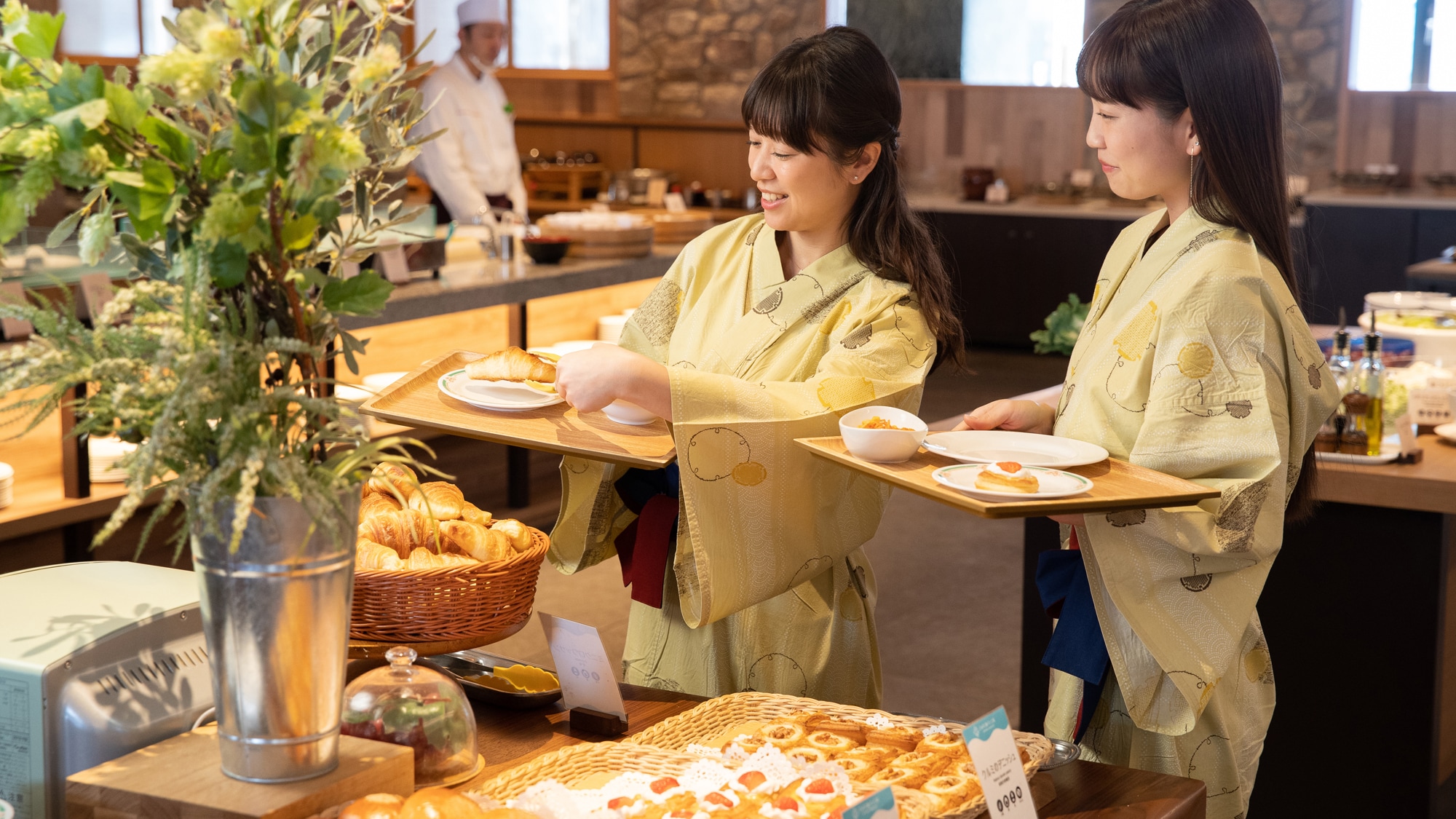 Fruit Danish and croissants are delivered freshly baked every morning ♪ Breakfast buffet (viking)