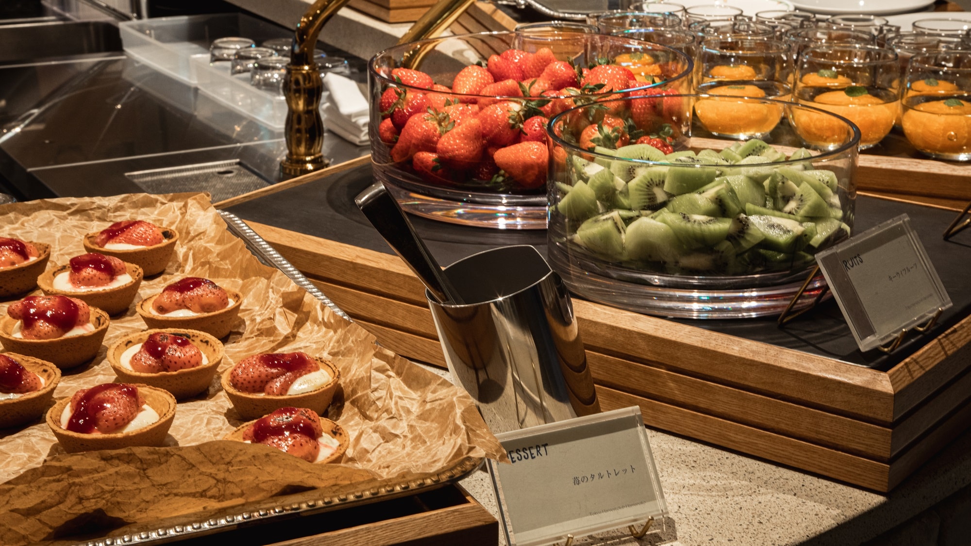 [Dinner buffet] We also offer a wide variety of desserts and fruits that women and children will love.