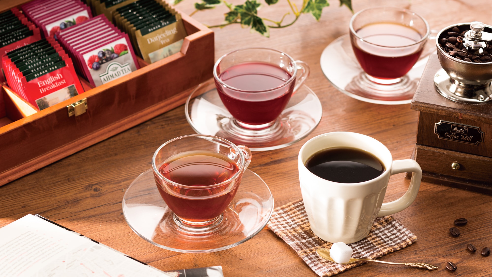 [圖書館咖啡廳] 我們提供無限暢飲的飲品，包括咖啡和各種口味的茶。