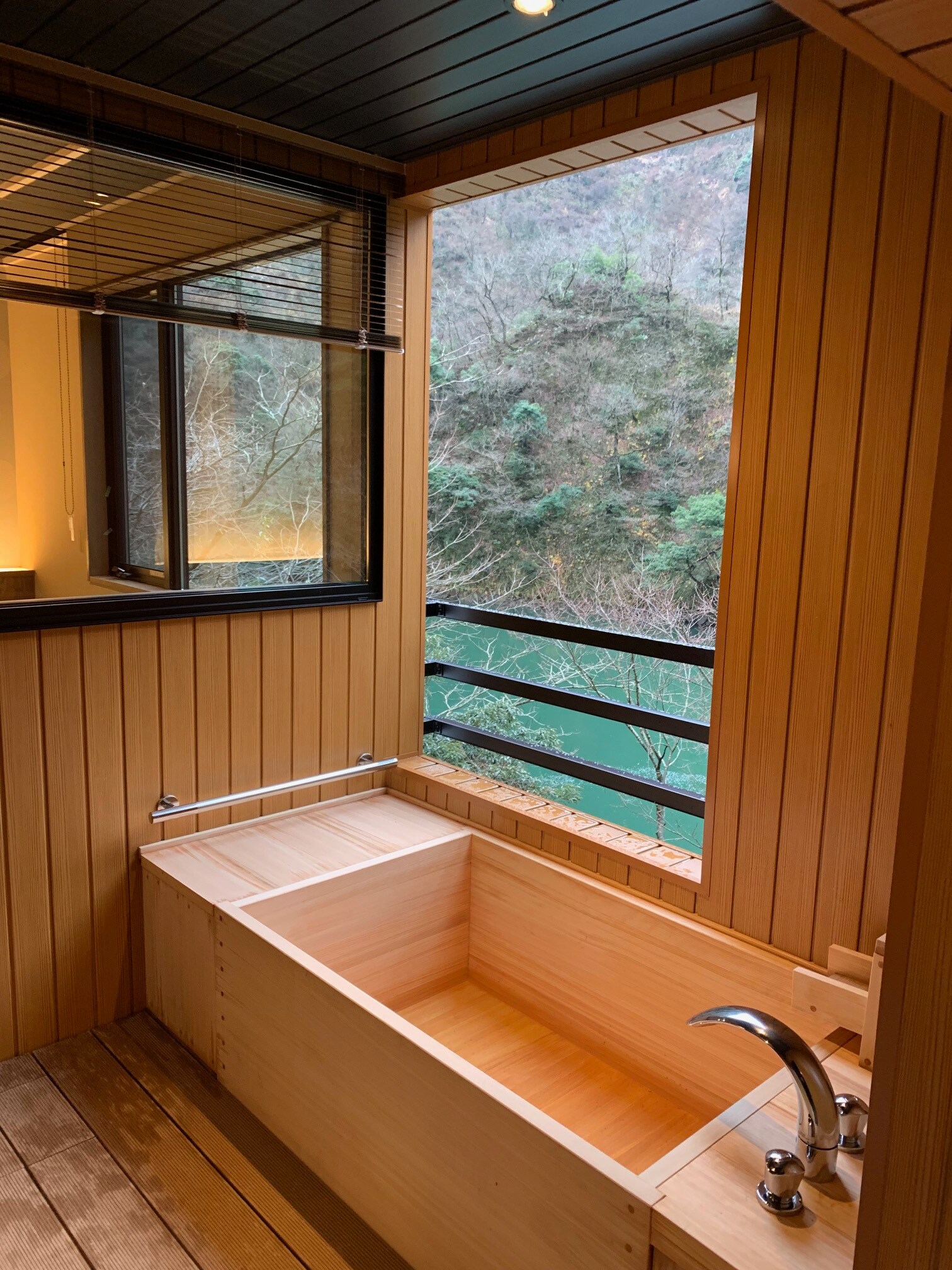 日式西式房間內部，設有露天浴池