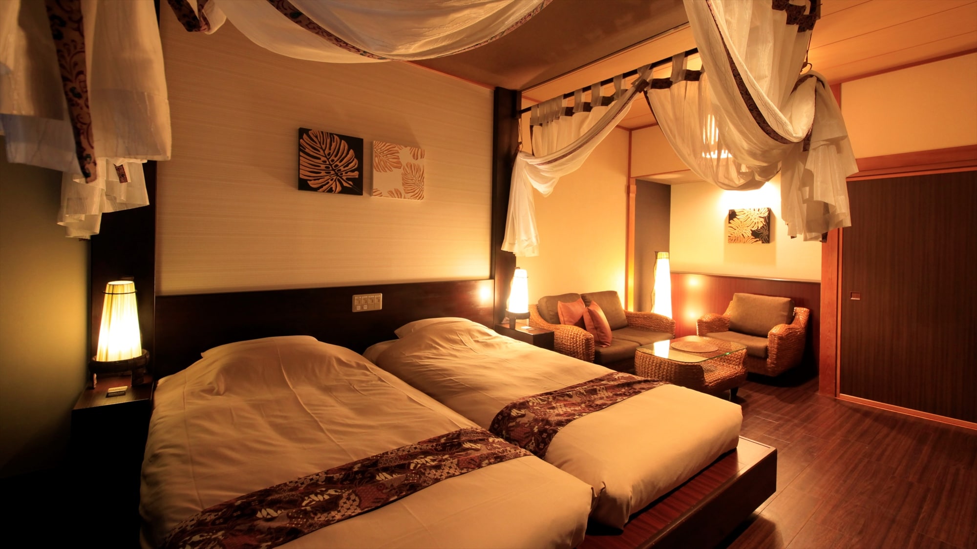 [Bali-style Western-style room with canopy] Hollywood twin type with two single-sized beddings lined up on a large bed.