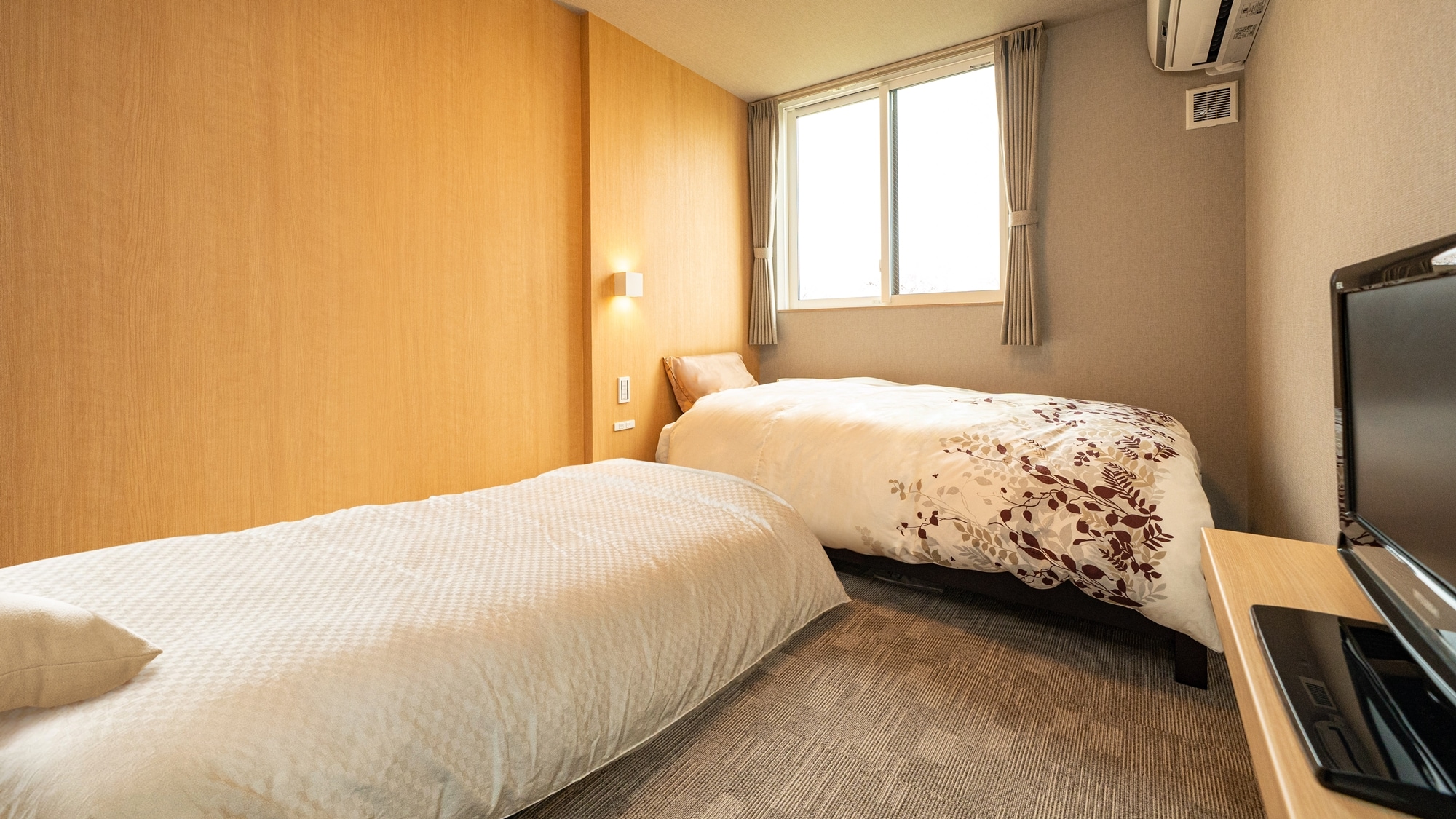 *Twin: One bed is a sofa bed (example)