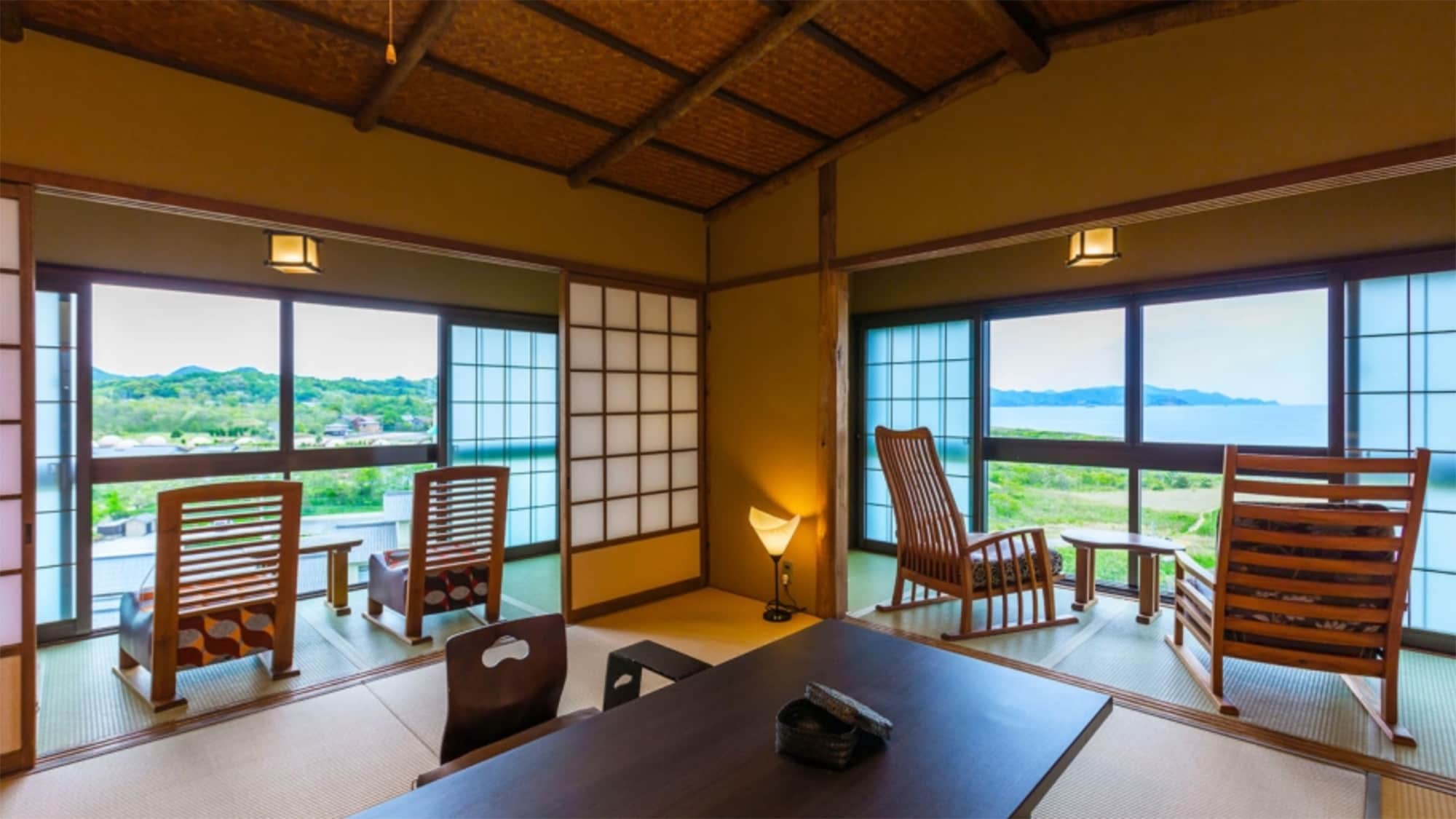 [Guest Rooms] Japanese-style room at the bow - Oceanfront Captain's Cabin - [Example]