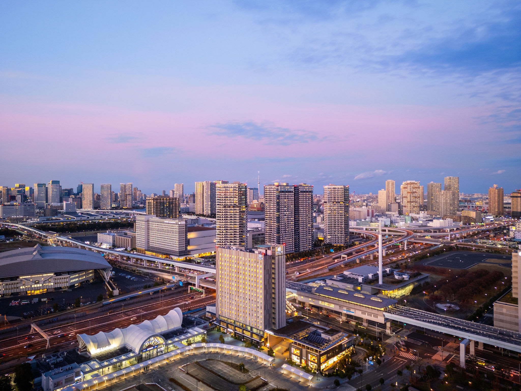 Located adjacent to Kokusai-Tenjijo Station and Ariake Station, it is in an ideal location for sightseeing and business.