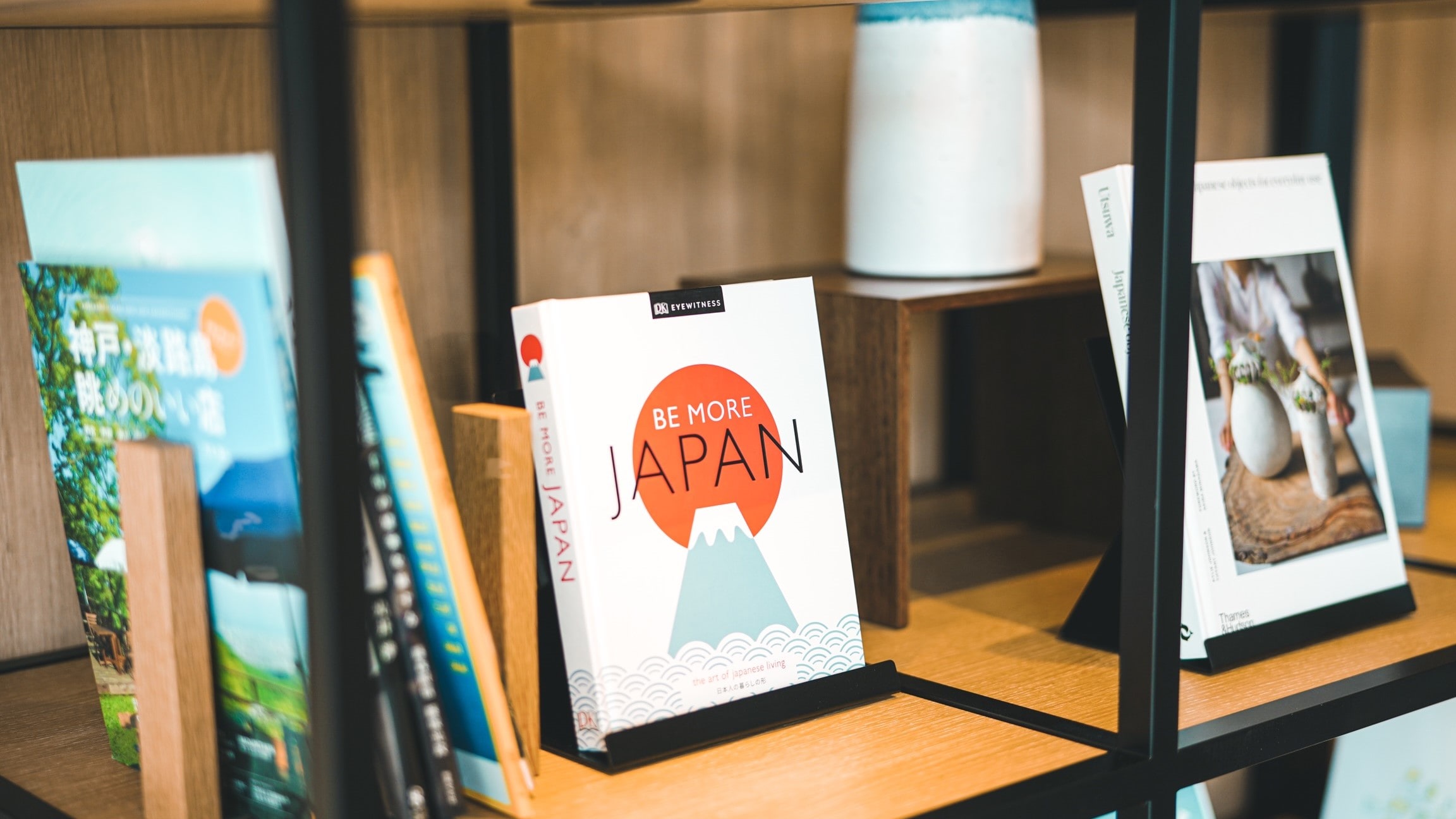 圖書館角：介紹地區名作以及當地藝術家和手工藝人的作品