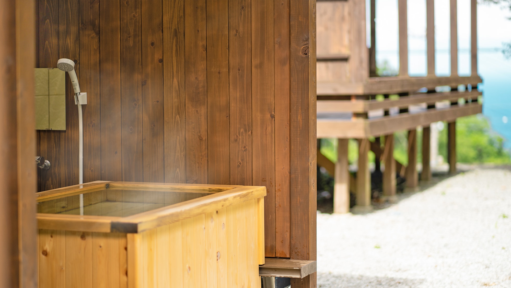 The natural cypress open-air bath in the guest room on the first floor will be renovated in 2021! A terrace where you can relax and unwind is now available.