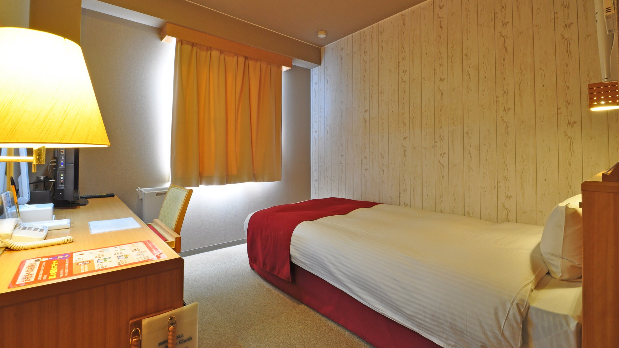 [Western-style single room] This room is the same as a typical single room, but has a semi-double bed.