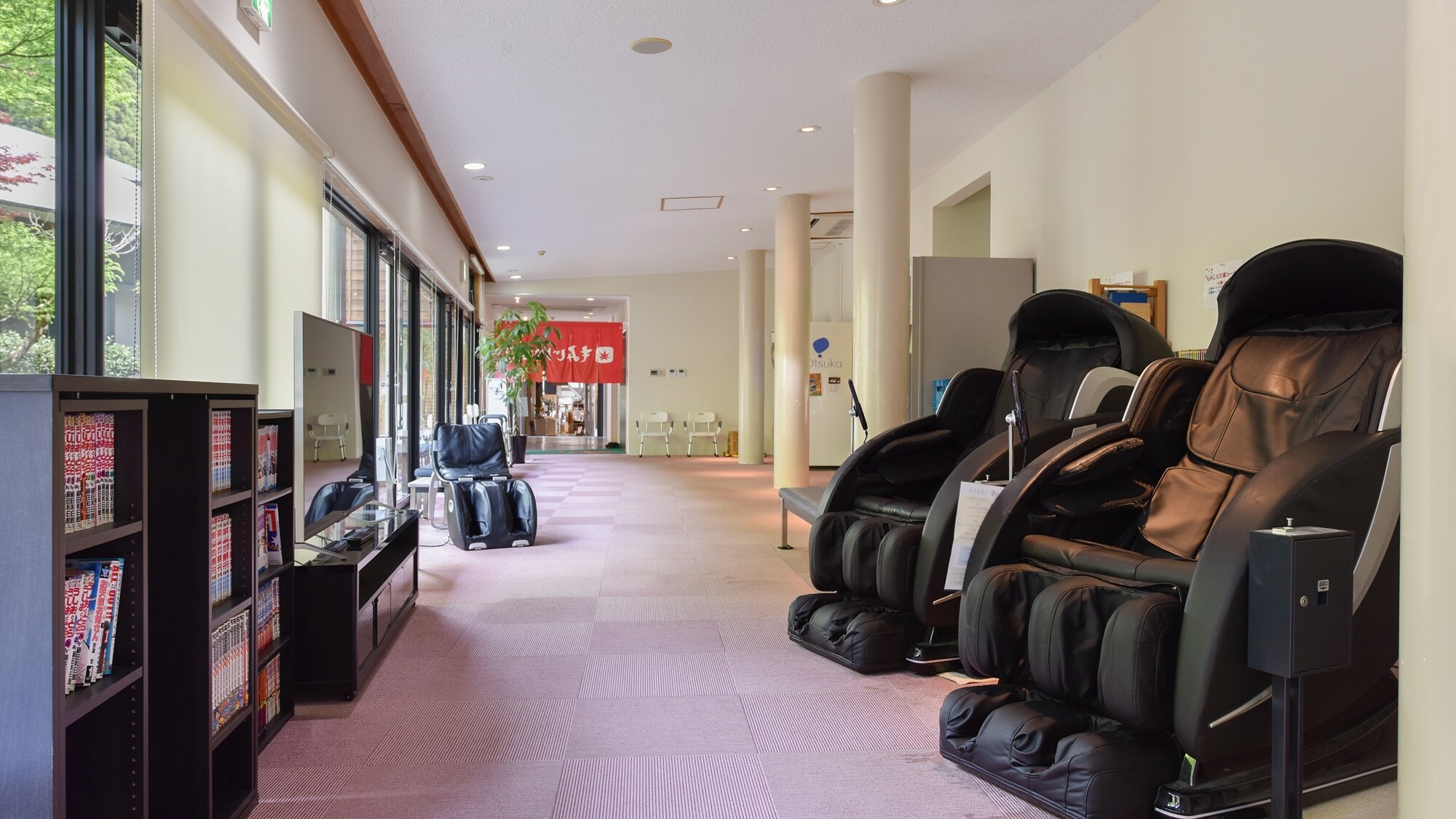 ※【館內/浴後區】設有按摩椅、漫畫、電視等設施，浴後請盡情放鬆。