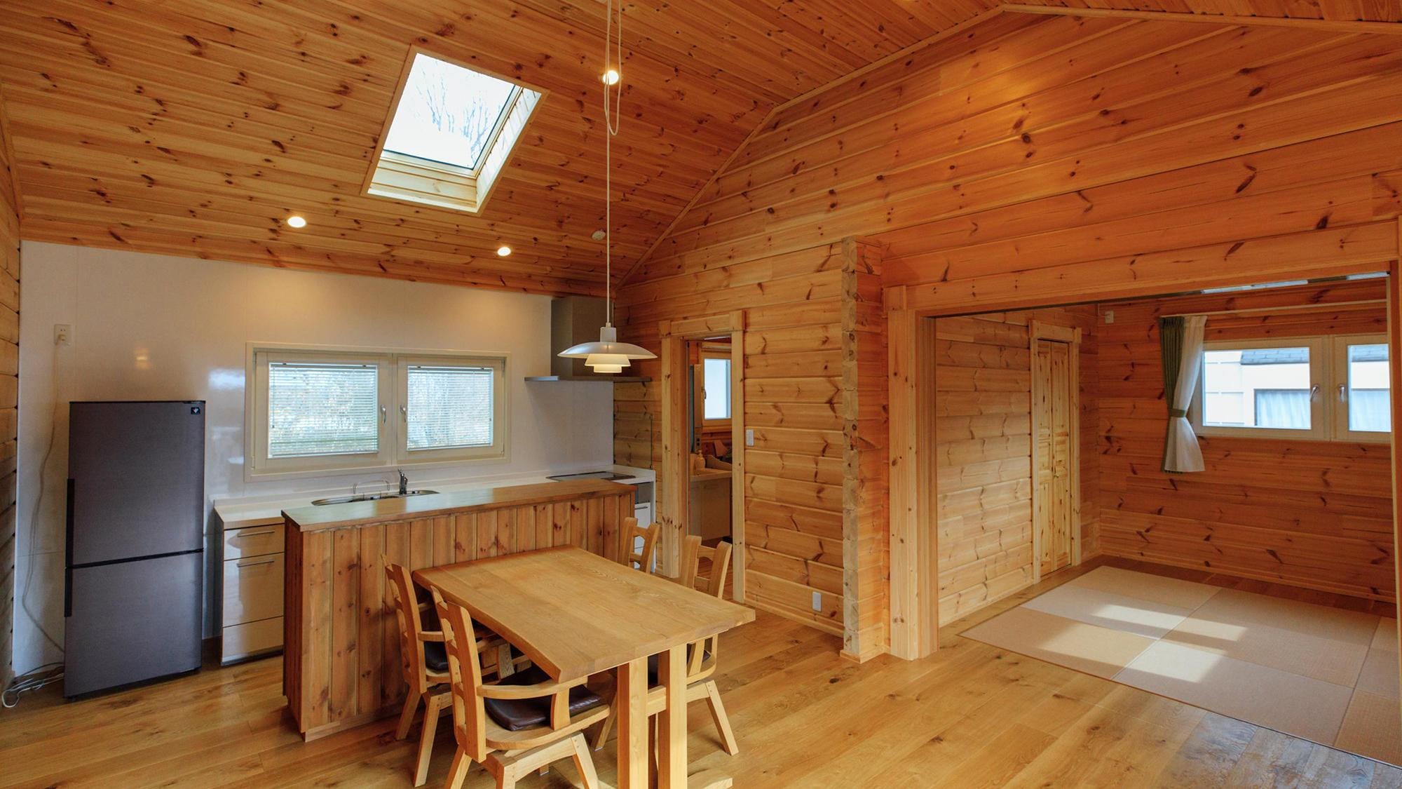 [Kitchen included: Top grade interior example]