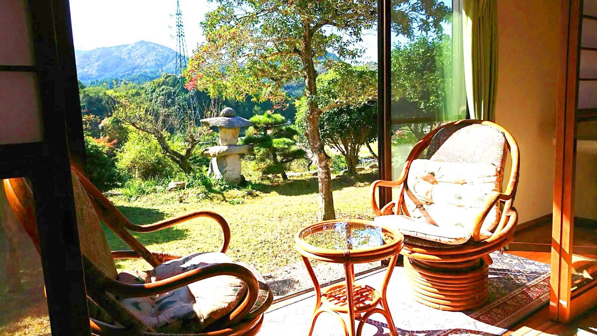 ・ Sit on the porch and spend a relaxing time