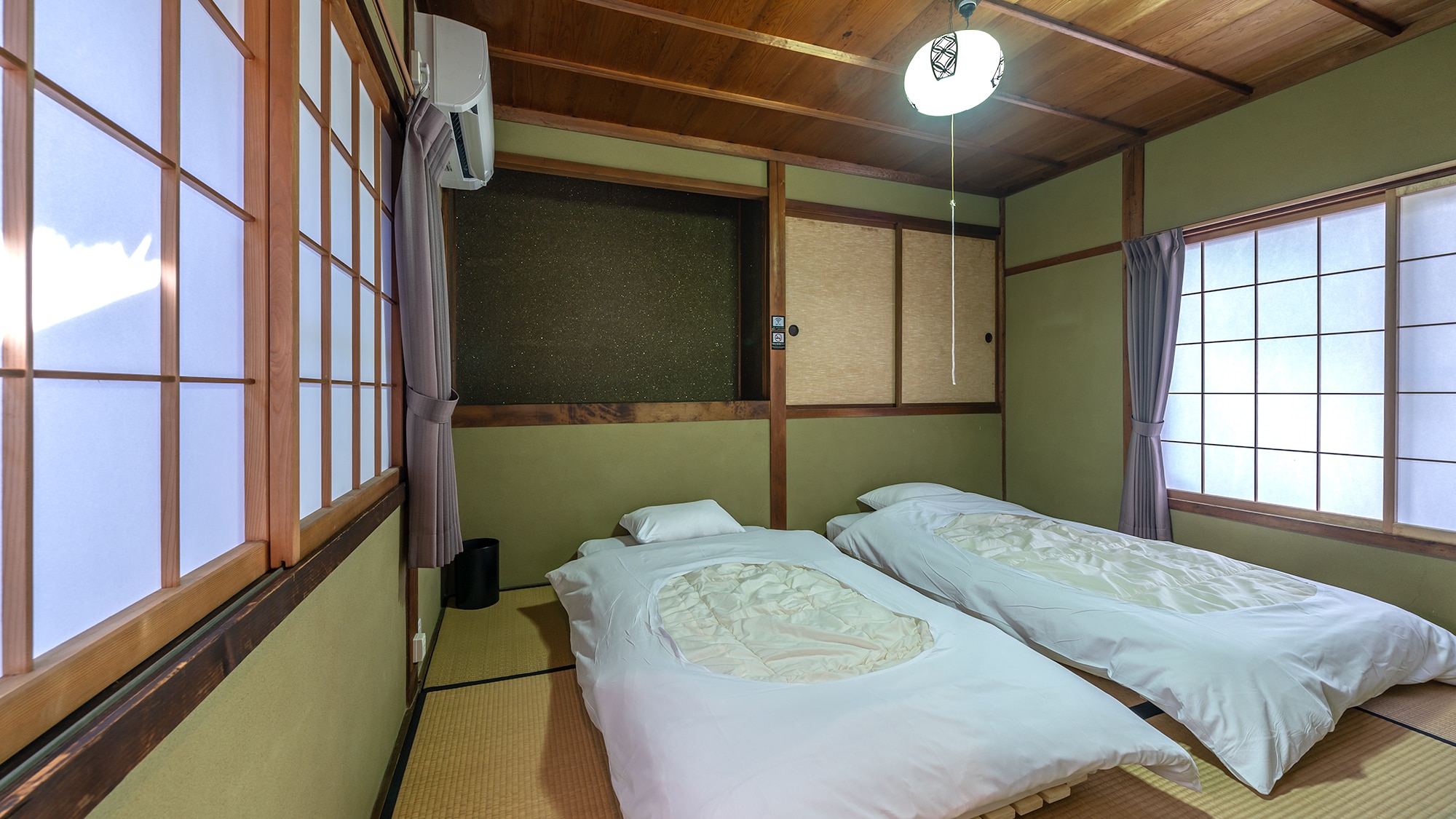 Kamar tidur di lantai dua (2 tempat tidur single)