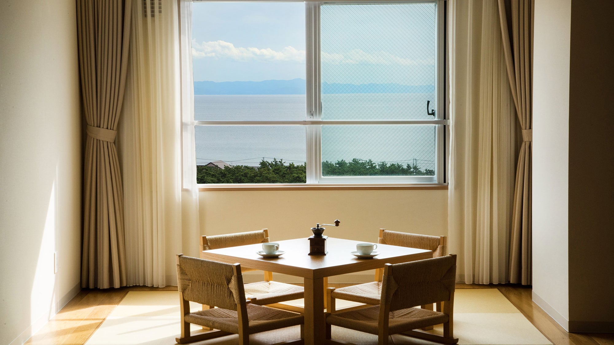 [Example of a Japanese-Western style suite room] For guests of 3 or more, futons will be arranged on the tatami mats.