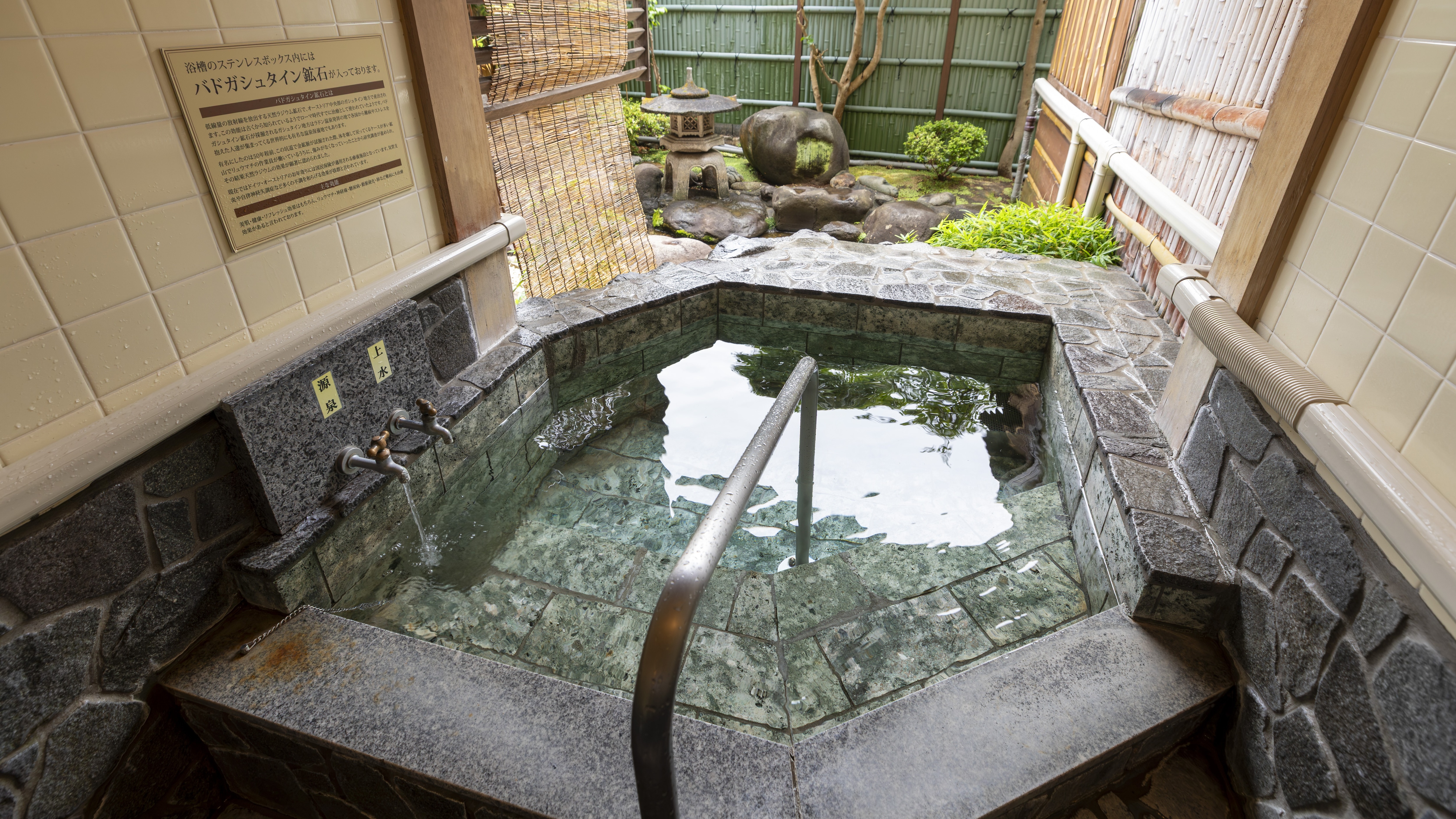 [Rooms with open-air baths] Room 101 Shokei Room / Room 102 Matsukaze Room: Japanese-style room 73㎡ + miniature garden