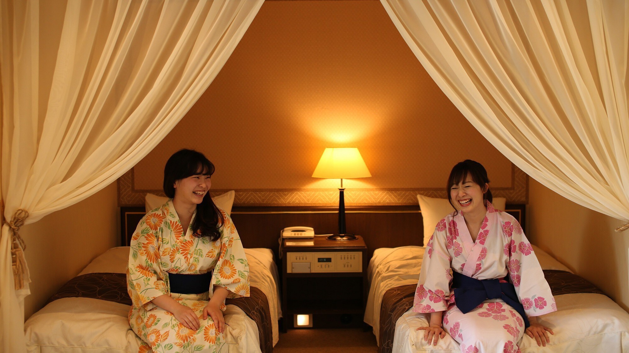 The bed with canopy curtain is cute ♪ Top floor semi-suite room
