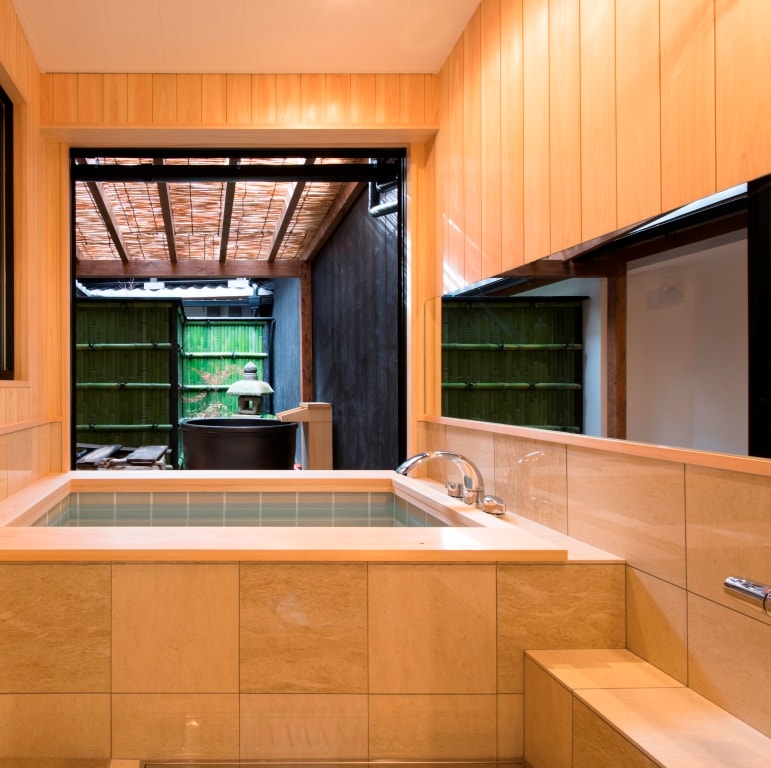 [Shiraume] A bathroom with a view of the small garden and open-air bath