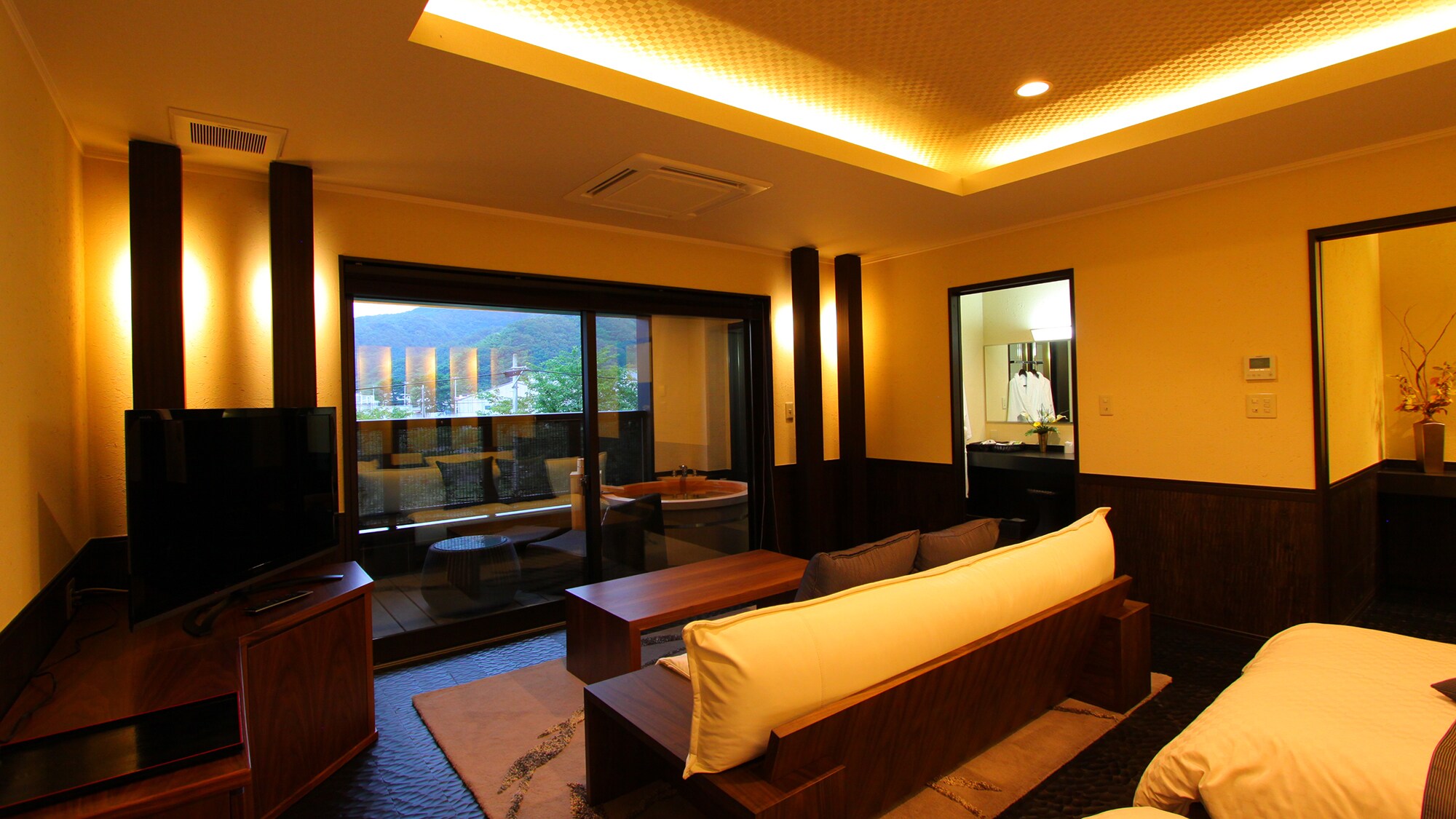 Western-style room with open-air bath